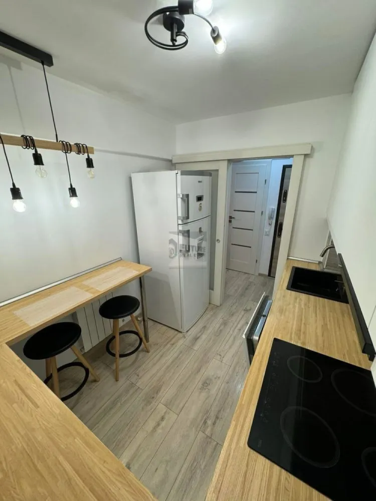 Apartament 3 camere si 2 locuri parcare in Titan langa metrou si parc - Se închiriază începând cu 1 martie un apartament de 3 camere, 70mp, situat la etajul al treilea al unui bloc de 4 etaje, reabilitat termic, cu interfon si sistem de supraveghere video, aflat în Cartierul Titan, la nici 5 minute de mers pe jos de parcul IOR și metroul Titan, fix lângă parcul Constantin Brâncuși într-o zonă verde si liniștită. Apartamentul a fost renovat integral, totul a fost schimbat, inclusiv instalația termică, sanitară și electrică. Are centrală termică proprie ce poate fi setată de la distanță prin wifi. Apartamentul este complet mobilat (mobila din birou urmează să fie schimbată cu una nouă), are multiple spații de depozitare și este utilat cu toate electrocasnicele necesare precum frigider, plită cu inducție, cuptor electric, cuptor cu microunde, mașină de spălat vase, mașină de spălat rufe, tv, aspirator, congelator și aer condiționat ce poate fi comandat de la distanță prin wifi. Balconul este închis, izolat, foarte spațios și poate fi folosit pe post de stațiu de relaxare, lectură sau chiar ca și un al doilea birou (o măsuță și 2 scaune de terasă urmează să completeze spațiul). Apartamentul vine la pachet cu 2 locuri de parcare situate fix în fața blocului, costuri mici de întreținere și facturi la fel de mici, dar asta bineînțeles ca depinde și de consumul fiecăruia. Nu se fumează în apartament, dar dacă este cazul se poate fuma pe balcoanele dintre etaje sau ideal în afara blocului. Despre animăluțe putem discuta în privat, răspunsul depinzând de fiecare caz în parte, căci deși sunt iubitoare de animale, nu mi-aș dori ca apartamentul să fie deteriorat de acestea. Se închiriază cu contract declarat la ANAF pentru o perioadă de cel puțin 1 an, iar prețul de închiriere este de 800 EUR plus costurile lunare si o lună de chirie garanție. Acestea fiind spuse, dacă sunteți în căutarea unui loc pe care și voi să-l numiți acasă, vă aștept să îl vedeți, vă pot trimite și un video cu turul virtual pentru detalii, iar dacă aveți alte întrebări, vă răspund cu drag. #Titan #RasaritDeSoare #Apartament3Camere #InchirieriBucuresti #Sector3 #ApartamentDeInchiriat #HomeSweetHome #ImobiliareBucuresti #LangaMetrou #AuchanTitan #LocuintaDeVis