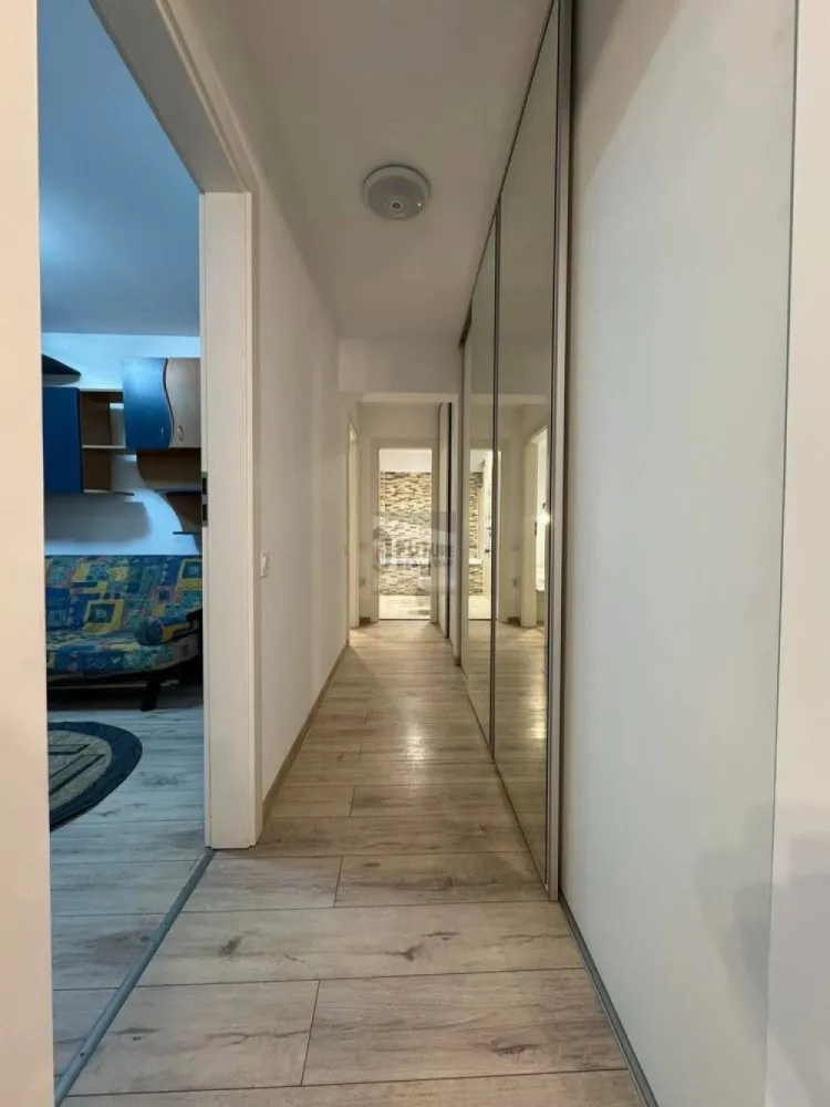 Apartament 3 camere si 2 locuri parcare in Titan langa metrou si parc - Se închiriază începând cu 1 martie un apartament de 3 camere, 70mp, situat la etajul al treilea al unui bloc de 4 etaje, reabilitat termic, cu interfon si sistem de supraveghere video, aflat în Cartierul Titan, la nici 5 minute de mers pe jos de parcul IOR și metroul Titan, fix lângă parcul Constantin Brâncuși într-o zonă verde si liniștită. Apartamentul a fost renovat integral, totul a fost schimbat, inclusiv instalația termică, sanitară și electrică. Are centrală termică proprie ce poate fi setată de la distanță prin wifi. Apartamentul este complet mobilat (mobila din birou urmează să fie schimbată cu una nouă), are multiple spații de depozitare și este utilat cu toate electrocasnicele necesare precum frigider, plită cu inducție, cuptor electric, cuptor cu microunde, mașină de spălat vase, mașină de spălat rufe, tv, aspirator, congelator și aer condiționat ce poate fi comandat de la distanță prin wifi. Balconul este închis, izolat, foarte spațios și poate fi folosit pe post de stațiu de relaxare, lectură sau chiar ca și un al doilea birou (o măsuță și 2 scaune de terasă urmează să completeze spațiul). Apartamentul vine la pachet cu 2 locuri de parcare situate fix în fața blocului, costuri mici de întreținere și facturi la fel de mici, dar asta bineînțeles ca depinde și de consumul fiecăruia. Nu se fumează în apartament, dar dacă este cazul se poate fuma pe balcoanele dintre etaje sau ideal în afara blocului. Despre animăluțe putem discuta în privat, răspunsul depinzând de fiecare caz în parte, căci deși sunt iubitoare de animale, nu mi-aș dori ca apartamentul să fie deteriorat de acestea. Se închiriază cu contract declarat la ANAF pentru o perioadă de cel puțin 1 an, iar prețul de închiriere este de 800 EUR plus costurile lunare si o lună de chirie garanție. Acestea fiind spuse, dacă sunteți în căutarea unui loc pe care și voi să-l numiți acasă, vă aștept să îl vedeți, vă pot trimite și un video cu turul virtual pentru detalii, iar dacă aveți alte întrebări, vă răspund cu drag. #Titan #RasaritDeSoare #Apartament3Camere #InchirieriBucuresti #Sector3 #ApartamentDeInchiriat #HomeSweetHome #ImobiliareBucuresti #LangaMetrou #AuchanTitan #LocuintaDeVis