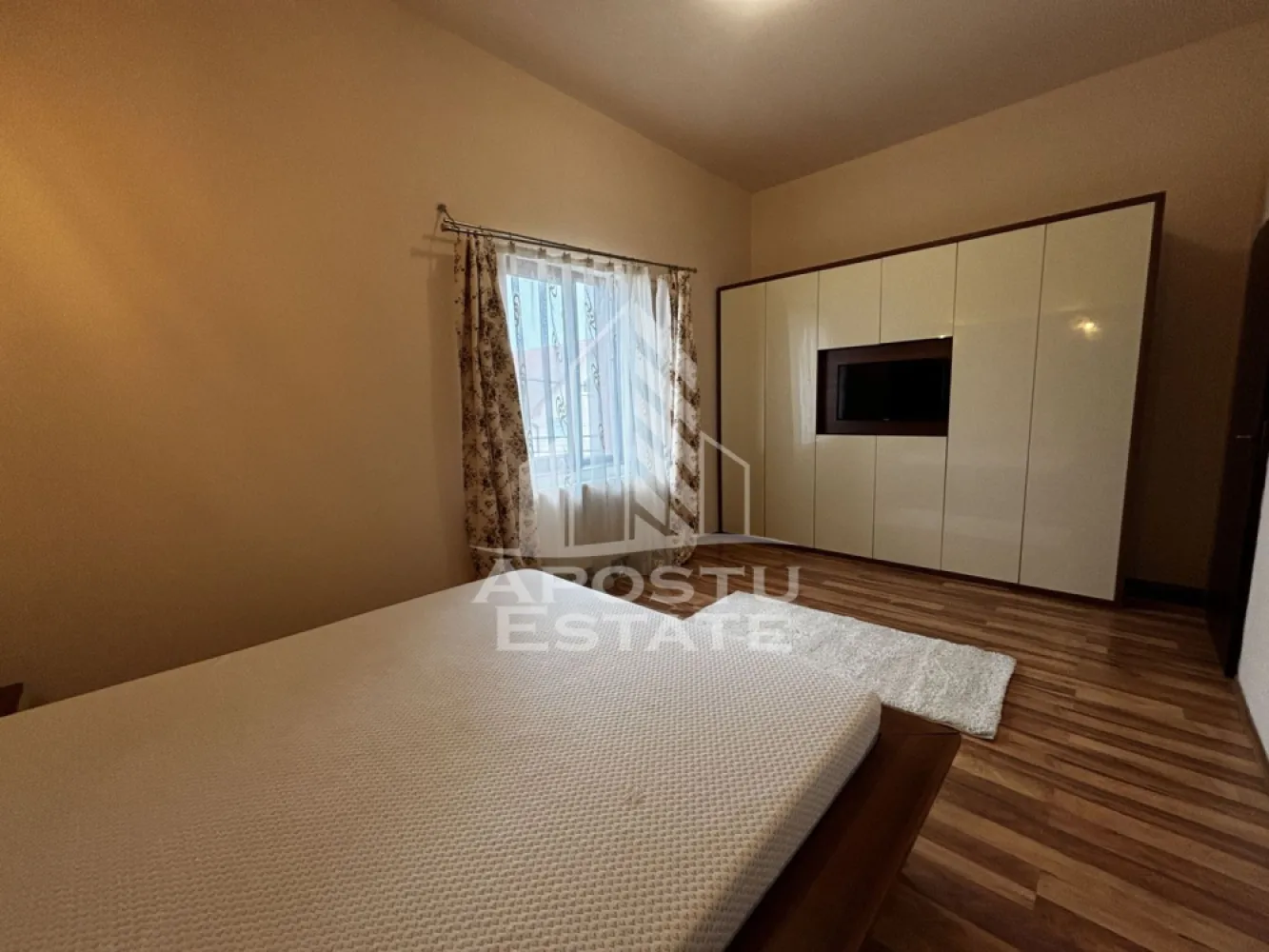 Mansarda inalta cu 2 camere de vanzare, loc de parcare, Dumbravita - Agentia imobiliara APOSTU ESTATE va propune spre vanzare un apartament situat la mansarda inalta cu 2 camere, situat la etajul 2 , in Dumbravita, judetul Timis, una dintre cele mai dinamice si cautate zone rezidentiale.

Locuinta are o suprafata utila de 58 mp.
Compartimentare eficienta:
- hol de acces generos
- living spatios 
- bucatarie inchisa, complet mobilata si utilata
- dormitor mobilat
- baie cu cada si geam pentru ventilatie naturala

Dotari si beneficii:
-centrala termica proprie pe gaz, incalzire prin calorifere
-loc de parcare inclus in pret
-aer conditionat;

Pozitie excelenta: zona Lidal, 15 minute fata de Iulius Mall

Apartamentul este ideal atat pentru locuinta proprie, cat si pentru investitie. Zona este bine cotata, cu multiple facilitati in proximitate.

Agentia imobiliara Apostu Estate va ofera consultanta bancara gratuita prin intermediul colaboratorilor nostri pentru alegerea celui mai potrivit tip de credit, astfel incat tu sa devi noul proprietar al acestui apartament.

Va asteptam cu drag la o vizionare.
ID intern:CP3197593