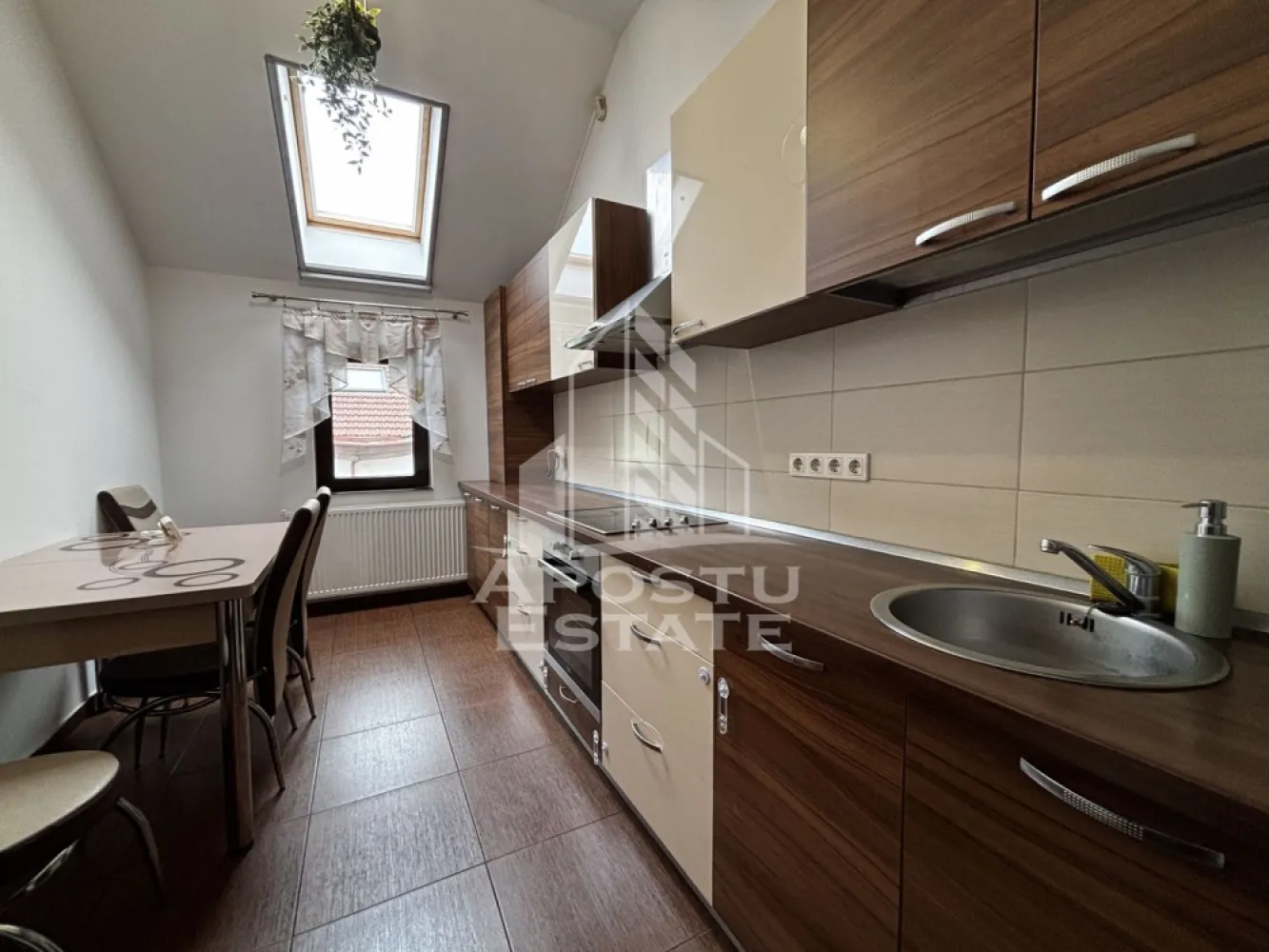 Mansarda inalta cu 2 camere de vanzare, loc de parcare, Dumbravita - Agentia imobiliara APOSTU ESTATE va propune spre vanzare un apartament situat la mansarda inalta cu 2 camere, situat la etajul 2 , in Dumbravita, judetul Timis, una dintre cele mai dinamice si cautate zone rezidentiale.

Locuinta are o suprafata utila de 58 mp.
Compartimentare eficienta:
- hol de acces generos
- living spatios 
- bucatarie inchisa, complet mobilata si utilata
- dormitor mobilat
- baie cu cada si geam pentru ventilatie naturala

Dotari si beneficii:
-centrala termica proprie pe gaz, incalzire prin calorifere
-loc de parcare inclus in pret
-aer conditionat;

Pozitie excelenta: zona Lidal, 15 minute fata de Iulius Mall

Apartamentul este ideal atat pentru locuinta proprie, cat si pentru investitie. Zona este bine cotata, cu multiple facilitati in proximitate.

Agentia imobiliara Apostu Estate va ofera consultanta bancara gratuita prin intermediul colaboratorilor nostri pentru alegerea celui mai potrivit tip de credit, astfel incat tu sa devi noul proprietar al acestui apartament.

Va asteptam cu drag la o vizionare.
ID intern:CP3197593