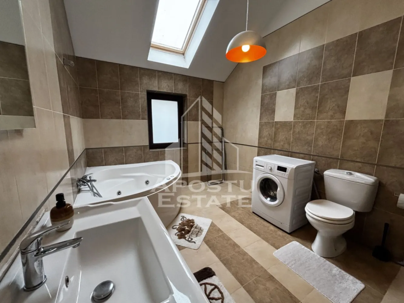 Mansarda inalta cu 2 camere de vanzare, loc de parcare, Dumbravita - Agentia imobiliara APOSTU ESTATE va propune spre vanzare un apartament situat la mansarda inalta cu 2 camere, situat la etajul 2 , in Dumbravita, judetul Timis, una dintre cele mai dinamice si cautate zone rezidentiale.

Locuinta are o suprafata utila de 58 mp.
Compartimentare eficienta:
- hol de acces generos
- living spatios 
- bucatarie inchisa, complet mobilata si utilata
- dormitor mobilat
- baie cu cada si geam pentru ventilatie naturala

Dotari si beneficii:
-centrala termica proprie pe gaz, incalzire prin calorifere
-loc de parcare inclus in pret
-aer conditionat;

Pozitie excelenta: zona Lidal, 15 minute fata de Iulius Mall

Apartamentul este ideal atat pentru locuinta proprie, cat si pentru investitie. Zona este bine cotata, cu multiple facilitati in proximitate.

Agentia imobiliara Apostu Estate va ofera consultanta bancara gratuita prin intermediul colaboratorilor nostri pentru alegerea celui mai potrivit tip de credit, astfel incat tu sa devi noul proprietar al acestui apartament.

Va asteptam cu drag la o vizionare.
ID intern:CP3197593