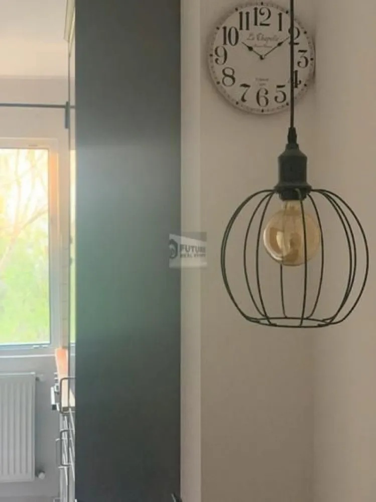EXCLUSIV | LOFT VIBE ÎN DRISTOR | DESIGN INDUSTRIAL & OAZĂ DE LINIȘTE - Cauți un apartament care să iasă din tiparul „clasic de București”? Avem în portofoliu o proprietate care combină perfect estetica industrială cu funcționalitatea inteligentă. Este genul de loc care te face să spui „WOW” de la intrare! 📐 Design Interior de Revistă Apartamentul a fost configurat pentru un chiriaș pretențios care apreciază detaliile: Bucătărie High-End: Mobilier IKEA METOD (gri mat), utilată complet cu electrocasnice BEKO (plită și cuptor noi, frigider încorporat). Element de Stil: Ușă culisantă tip LOFT care separă inteligent zona de zi de cea de gătit. Work from Home Ready: Dressing masiv cu birou încorporat și bibliotecă. Ideal pentru productivitate maximă de acasă! Confort & Tech: Televizoare Smart în living și dormitor, canapea extensibilă LIDHAUL și mașină de spălat CU USCĂTOR (un „must-have” modern). 📍 Localizare Strategică (Sector 3) Conectivitate: 15 min. de mers pe jos până la Metrou Dristor sau 3-4 min. cu mașina. Shopping la scara blocului: Ai Mega Image chiar lângă intrare, plus Auchan Vitan și Lidl în proximitate imediată. Secretul locației: Dormitorul are un balcon deschis spre o curte interioară privată, plină de verdeață, accesibilă doar locatarilor. Liniște totală în inima orașului! 🎯 De ce să alegi această proprietate prin noi? Finisaje Premium: Obiecte de iluminat în stil industrial, uși din lemn masiv și calorifere noi. Parcare: Posibilitate de transfer loc de parcare nenominal. Siguranță: Ușă metalică cu închidere în 5 puncte și contract înregistrat oficial. Apartamentul este liber și își așteaptă primii chiriași după renovare! 📞 Sună acum pentru o vizionare și hai să-ți arătăm viitoarea ta casă! #Dristor #InchirieriBucuresti #DesignIndustrial #LoftStyle #AgentieImobiliara #Sector3 #ApartamentModern #HomeOffice #ReadyToMoveIn #LuxuryLivingBucuresti #Exclusivitate