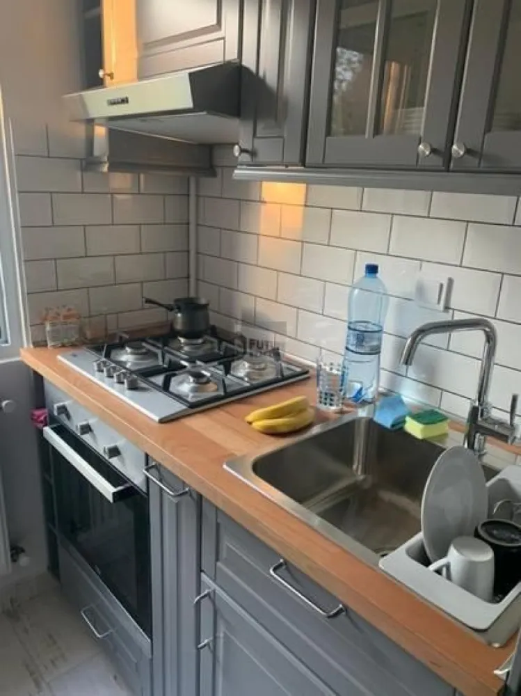 EXCLUSIV | LOFT VIBE ÎN DRISTOR | DESIGN INDUSTRIAL & OAZĂ DE LINIȘTE - Cauți un apartament care să iasă din tiparul „clasic de București”? Avem în portofoliu o proprietate care combină perfect estetica industrială cu funcționalitatea inteligentă. Este genul de loc care te face să spui „WOW” de la intrare! 📐 Design Interior de Revistă Apartamentul a fost configurat pentru un chiriaș pretențios care apreciază detaliile: Bucătărie High-End: Mobilier IKEA METOD (gri mat), utilată complet cu electrocasnice BEKO (plită și cuptor noi, frigider încorporat). Element de Stil: Ușă culisantă tip LOFT care separă inteligent zona de zi de cea de gătit. Work from Home Ready: Dressing masiv cu birou încorporat și bibliotecă. Ideal pentru productivitate maximă de acasă! Confort & Tech: Televizoare Smart în living și dormitor, canapea extensibilă LIDHAUL și mașină de spălat CU USCĂTOR (un „must-have” modern). 📍 Localizare Strategică (Sector 3) Conectivitate: 15 min. de mers pe jos până la Metrou Dristor sau 3-4 min. cu mașina. Shopping la scara blocului: Ai Mega Image chiar lângă intrare, plus Auchan Vitan și Lidl în proximitate imediată. Secretul locației: Dormitorul are un balcon deschis spre o curte interioară privată, plină de verdeață, accesibilă doar locatarilor. Liniște totală în inima orașului! 🎯 De ce să alegi această proprietate prin noi? Finisaje Premium: Obiecte de iluminat în stil industrial, uși din lemn masiv și calorifere noi. Parcare: Posibilitate de transfer loc de parcare nenominal. Siguranță: Ușă metalică cu închidere în 5 puncte și contract înregistrat oficial. Apartamentul este liber și își așteaptă primii chiriași după renovare! 📞 Sună acum pentru o vizionare și hai să-ți arătăm viitoarea ta casă! #Dristor #InchirieriBucuresti #DesignIndustrial #LoftStyle #AgentieImobiliara #Sector3 #ApartamentModern #HomeOffice #ReadyToMoveIn #LuxuryLivingBucuresti #Exclusivitate