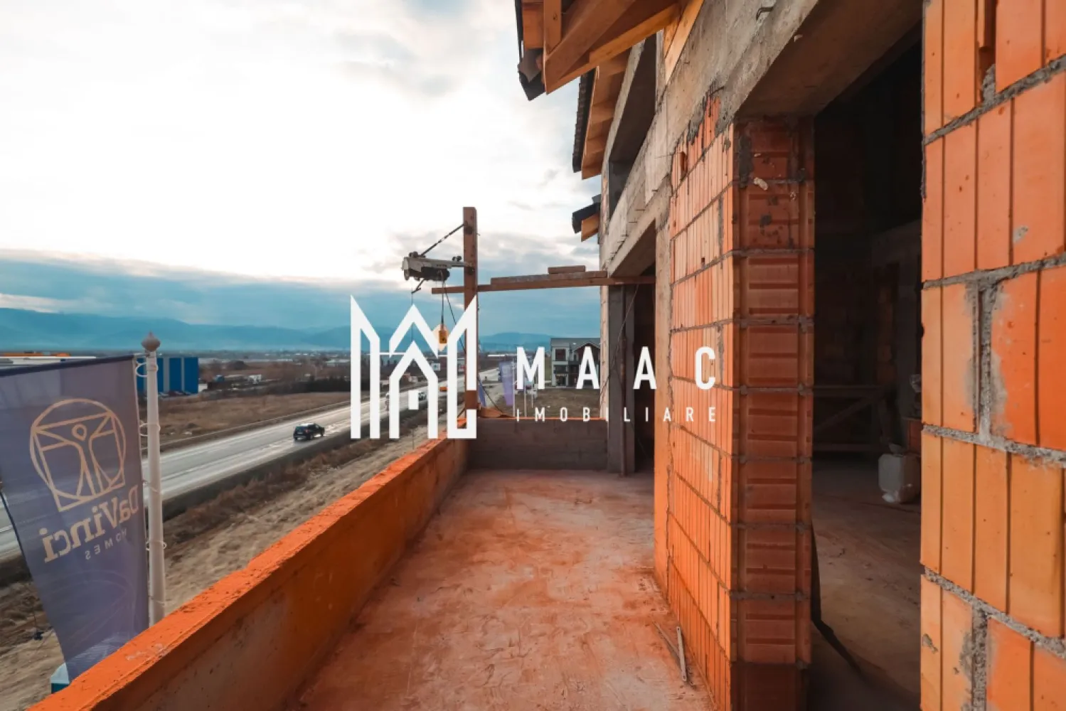 Penthouse 3 Camere | 85 mp | Cartierul Da Vinci Homes - MAAC Imobiliare vă propune spre achiziție un penthouse modern cu 3 camere, situat în ansamblul rezidențial Da Vinci Homes, una dintre cele mai apreciate zone noi din Sibiu, unde peste 45% din suprafața totală a ansamblului este destinată spațiilor verzi.

 Detalii proprietate:
Suprafață utilă: 85 mp
Compartimentare practică și echilibrată
Living generos cu bucătărie open-space (se poate inchide cu sticla sau perete )
2 dormitoare
2 băi

Spații luminoase, ideal compartimentate pentru confort sporit

 Calitate premium a construcției:
Geamuri tripan pentru izolare termică și fonică superioară
Izolație cu vată bazaltică
Materiale și finisaje de înaltă calitate

 Modalități de predare:
Predare la cheie (complet finisat)
Predare la alb (pregătit pentru personalizare)

 Termen de predare: Toamna 2026

Situat într-un cartier modern, aerisit și bine conectat la principalele puncte de interes din oraș, acest penthouse reprezintă alegerea ideală pentru cei care își doresc un spațiu generos, confort și un stil de viață premium.

 Pentru mai multe detalii sau pentru rezervarea penthouse-ului, vă rugăm să contactați echipa MAAC Imobiliare și să specificați ID:CP2930340