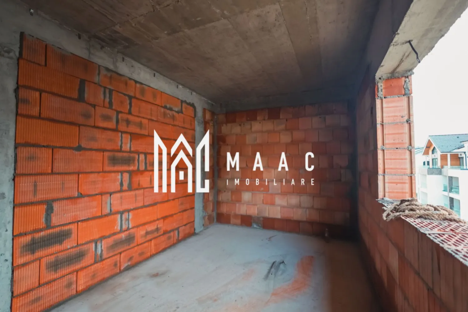 Penthouse 3 Camere | 85 mp | Cartierul Da Vinci Homes - MAAC Imobiliare vă propune spre achiziție un penthouse modern cu 3 camere, situat în ansamblul rezidențial Da Vinci Homes, una dintre cele mai apreciate zone noi din Sibiu, unde peste 45% din suprafața totală a ansamblului este destinată spațiilor verzi.

 Detalii proprietate:
Suprafață utilă: 85 mp
Compartimentare practică și echilibrată
Living generos cu bucătărie open-space (se poate inchide cu sticla sau perete )
2 dormitoare
2 băi

Spații luminoase, ideal compartimentate pentru confort sporit

 Calitate premium a construcției:
Geamuri tripan pentru izolare termică și fonică superioară
Izolație cu vată bazaltică
Materiale și finisaje de înaltă calitate

 Modalități de predare:
Predare la cheie (complet finisat)
Predare la alb (pregătit pentru personalizare)

 Termen de predare: Toamna 2026

Situat într-un cartier modern, aerisit și bine conectat la principalele puncte de interes din oraș, acest penthouse reprezintă alegerea ideală pentru cei care își doresc un spațiu generos, confort și un stil de viață premium.

 Pentru mai multe detalii sau pentru rezervarea penthouse-ului, vă rugăm să contactați echipa MAAC Imobiliare și să specificați ID:CP2930340