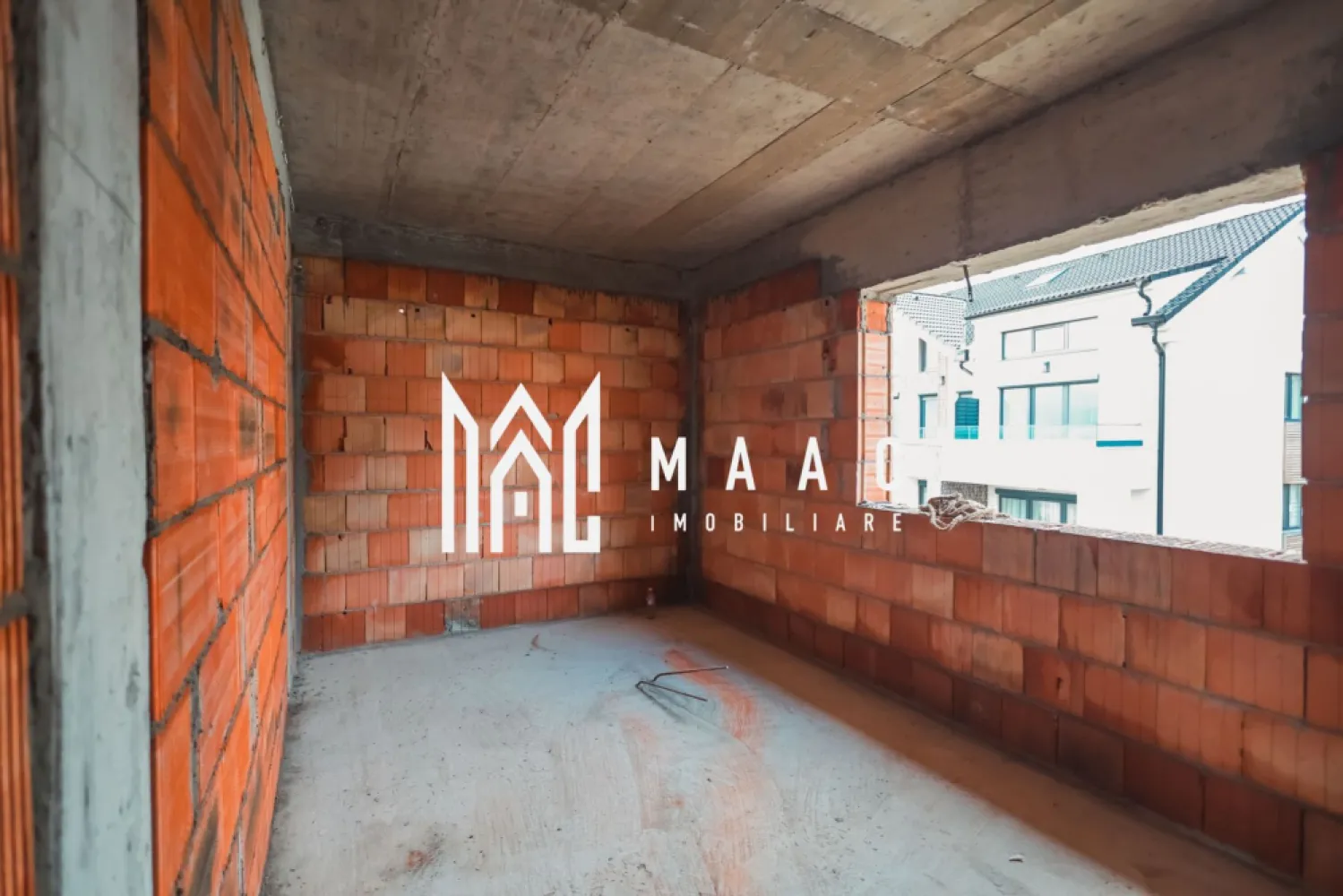 Penthouse 3 Camere | 85 mp | Cartierul Da Vinci Homes - MAAC Imobiliare vă propune spre achiziție un penthouse modern cu 3 camere, situat în ansamblul rezidențial Da Vinci Homes, una dintre cele mai apreciate zone noi din Sibiu, unde peste 45% din suprafața totală a ansamblului este destinată spațiilor verzi.

 Detalii proprietate:
Suprafață utilă: 85 mp
Compartimentare practică și echilibrată
Living generos cu bucătărie open-space (se poate inchide cu sticla sau perete )
2 dormitoare
2 băi

Spații luminoase, ideal compartimentate pentru confort sporit

 Calitate premium a construcției:
Geamuri tripan pentru izolare termică și fonică superioară
Izolație cu vată bazaltică
Materiale și finisaje de înaltă calitate

 Modalități de predare:
Predare la cheie (complet finisat)
Predare la alb (pregătit pentru personalizare)

 Termen de predare: Toamna 2026

Situat într-un cartier modern, aerisit și bine conectat la principalele puncte de interes din oraș, acest penthouse reprezintă alegerea ideală pentru cei care își doresc un spațiu generos, confort și un stil de viață premium.

 Pentru mai multe detalii sau pentru rezervarea penthouse-ului, vă rugăm să contactați echipa MAAC Imobiliare și să specificați ID:CP2930340