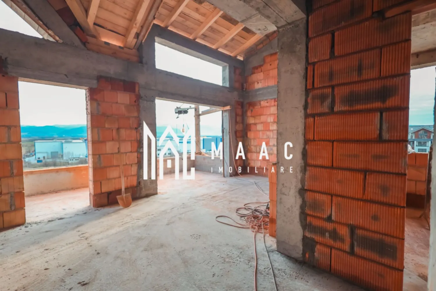 Penthouse 3 Camere | 85 mp | Cartierul Da Vinci Homes - MAAC Imobiliare vă propune spre achiziție un penthouse modern cu 3 camere, situat în ansamblul rezidențial Da Vinci Homes, una dintre cele mai apreciate zone noi din Sibiu, unde peste 45% din suprafața totală a ansamblului este destinată spațiilor verzi.

 Detalii proprietate:
Suprafață utilă: 85 mp
Compartimentare practică și echilibrată
Living generos cu bucătărie open-space (se poate inchide cu sticla sau perete )
2 dormitoare
2 băi

Spații luminoase, ideal compartimentate pentru confort sporit

 Calitate premium a construcției:
Geamuri tripan pentru izolare termică și fonică superioară
Izolație cu vată bazaltică
Materiale și finisaje de înaltă calitate

 Modalități de predare:
Predare la cheie (complet finisat)
Predare la alb (pregătit pentru personalizare)

 Termen de predare: Toamna 2026

Situat într-un cartier modern, aerisit și bine conectat la principalele puncte de interes din oraș, acest penthouse reprezintă alegerea ideală pentru cei care își doresc un spațiu generos, confort și un stil de viață premium.

 Pentru mai multe detalii sau pentru rezervarea penthouse-ului, vă rugăm să contactați echipa MAAC Imobiliare și să specificați ID:CP2930340