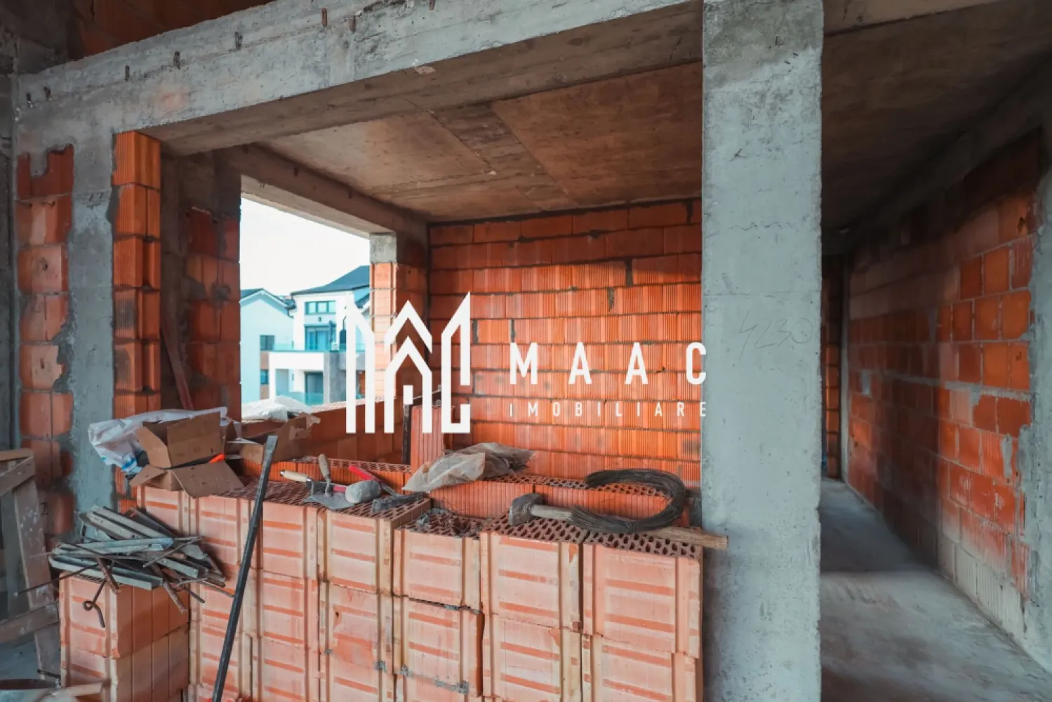 Penthouse 3 Camere | 85 mp | Cartierul Da Vinci Homes - MAAC Imobiliare vă propune spre achiziție un penthouse modern cu 3 camere, situat în ansamblul rezidențial Da Vinci Homes, una dintre cele mai apreciate zone noi din Sibiu, unde peste 45% din suprafața totală a ansamblului este destinată spațiilor verzi.

 Detalii proprietate:
Suprafață utilă: 85 mp
Compartimentare practică și echilibrată
Living generos cu bucătărie open-space (se poate inchide cu sticla sau perete )
2 dormitoare
2 băi

Spații luminoase, ideal compartimentate pentru confort sporit

 Calitate premium a construcției:
Geamuri tripan pentru izolare termică și fonică superioară
Izolație cu vată bazaltică
Materiale și finisaje de înaltă calitate

 Modalități de predare:
Predare la cheie (complet finisat)
Predare la alb (pregătit pentru personalizare)

 Termen de predare: Toamna 2026

Situat într-un cartier modern, aerisit și bine conectat la principalele puncte de interes din oraș, acest penthouse reprezintă alegerea ideală pentru cei care își doresc un spațiu generos, confort și un stil de viață premium.

 Pentru mai multe detalii sau pentru rezervarea penthouse-ului, vă rugăm să contactați echipa MAAC Imobiliare și să specificați ID:CP2930340