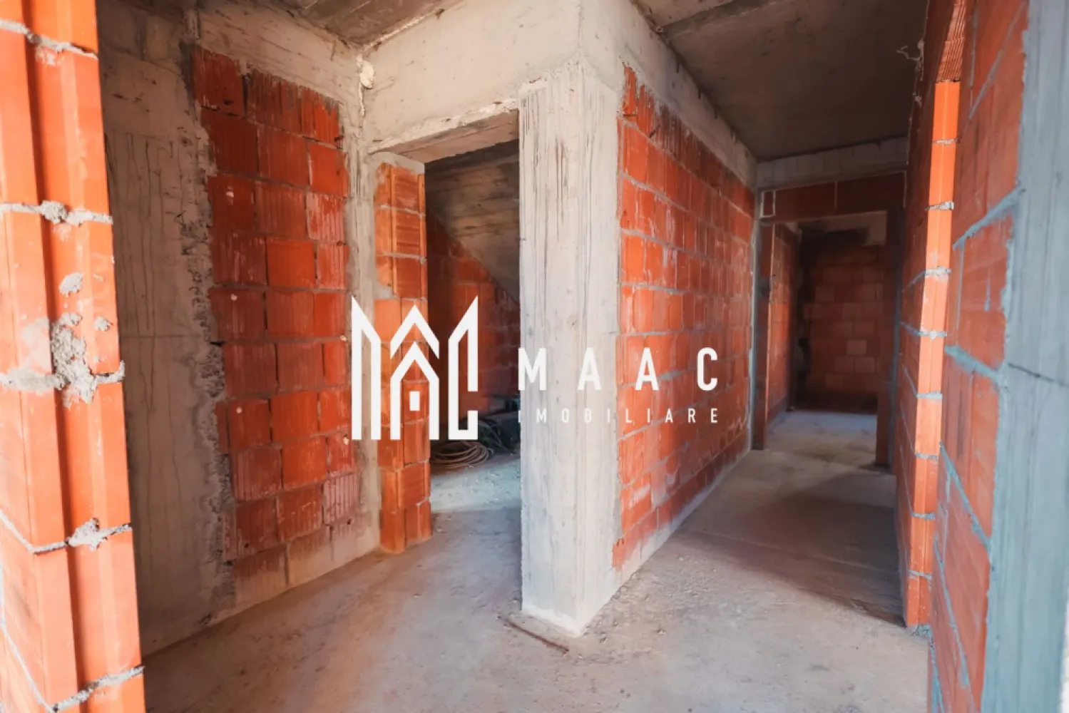 Apartament 2 Camere | 54 mp | Cartierul Da Vinci Homes - MAAC Imobiliare vă propune spre achiziție un apartament modern cu 2 camere, situat în ansamblul rezidențial Da Vinci Homes, una dintre cele mai apreciate zone noi din Sibiu, unde peste 45% din suprafața totală a ansamblului este dedicată zonelor verzi, oferind un cadru aerisit, liniștit și ideal pentru confortul zilnic.

 Detalii proprietate:
Suprafață utilă: 54 mp
Compartimentare eficientă
Spații luminoase și bine optimizate
Ideal pentru locuit sau investiție

 Calitate premium a construcției:
Geamuri tripan pentru izolare termică și fonică superioară
Izolație cu vată bazaltică
Materiale și finisaje de înaltă calitate

 Modalități de predare:
Predare la cheie (complet finisat)
Predare la alb (pregătit pentru personalizare)

 Termen de predare: Toamna 2026

Situat într-un cartier modern, aerisit, cu acces facil către oraș și zonele de interes, apartamentul reprezintă o alegere excelentă atât pentru locuință proprie, cât și pentru investiție.

Pentru mai multe detalii sau pentru rezervarea apartamentului, vă rugăm să contactați echipa MAAC Imobiliare și să specificați ID:CP2930343