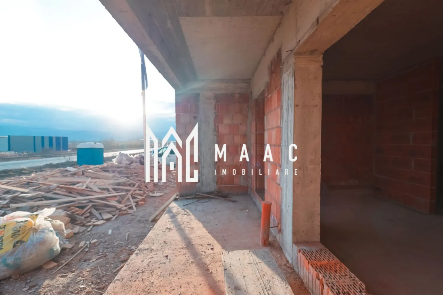 Apartament 2 Camere | 54 mp | Cartierul Da Vinci Homes - MAAC Imobiliare vă propune spre achiziție un apartament modern cu 2 camere, situat în ansamblul rezidențial Da Vinci Homes, una dintre cele mai apreciate zone noi din Sibiu, unde peste 45% din suprafața totală a ansamblului este dedicată zonelor verzi, oferind un cadru aerisit, liniștit și ideal pentru confortul zilnic.

 Detalii proprietate:
Suprafață utilă: 54 mp
Compartimentare eficientă
Spații luminoase și bine optimizate
Ideal pentru locuit sau investiție

 Calitate premium a construcției:
Geamuri tripan pentru izolare termică și fonică superioară
Izolație cu vată bazaltică
Materiale și finisaje de înaltă calitate

 Modalități de predare:
Predare la cheie (complet finisat)
Predare la alb (pregătit pentru personalizare)

 Termen de predare: Toamna 2026

Situat într-un cartier modern, aerisit, cu acces facil către oraș și zonele de interes, apartamentul reprezintă o alegere excelentă atât pentru locuință proprie, cât și pentru investiție.

Pentru mai multe detalii sau pentru rezervarea apartamentului, vă rugăm să contactați echipa MAAC Imobiliare și să specificați ID:CP2930343