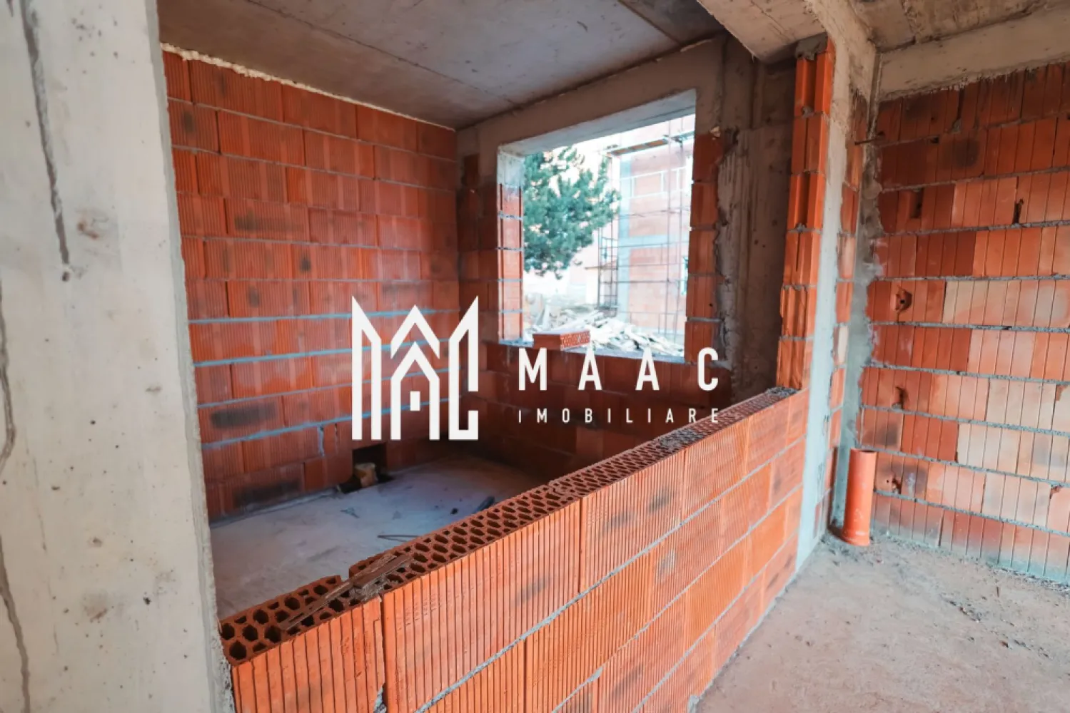 Apartament 2 Camere | 54 mp | Cartierul Da Vinci Homes - MAAC Imobiliare vă propune spre achiziție un apartament modern cu 2 camere, situat în ansamblul rezidențial Da Vinci Homes, una dintre cele mai apreciate zone noi din Sibiu, unde peste 45% din suprafața totală a ansamblului este dedicată zonelor verzi, oferind un cadru aerisit, liniștit și ideal pentru confortul zilnic.

 Detalii proprietate:
Suprafață utilă: 54 mp
Compartimentare eficientă
Spații luminoase și bine optimizate
Ideal pentru locuit sau investiție

 Calitate premium a construcției:
Geamuri tripan pentru izolare termică și fonică superioară
Izolație cu vată bazaltică
Materiale și finisaje de înaltă calitate

 Modalități de predare:
Predare la cheie (complet finisat)
Predare la alb (pregătit pentru personalizare)

 Termen de predare: Toamna 2026

Situat într-un cartier modern, aerisit, cu acces facil către oraș și zonele de interes, apartamentul reprezintă o alegere excelentă atât pentru locuință proprie, cât și pentru investiție.

Pentru mai multe detalii sau pentru rezervarea apartamentului, vă rugăm să contactați echipa MAAC Imobiliare și să specificați ID:CP2930343