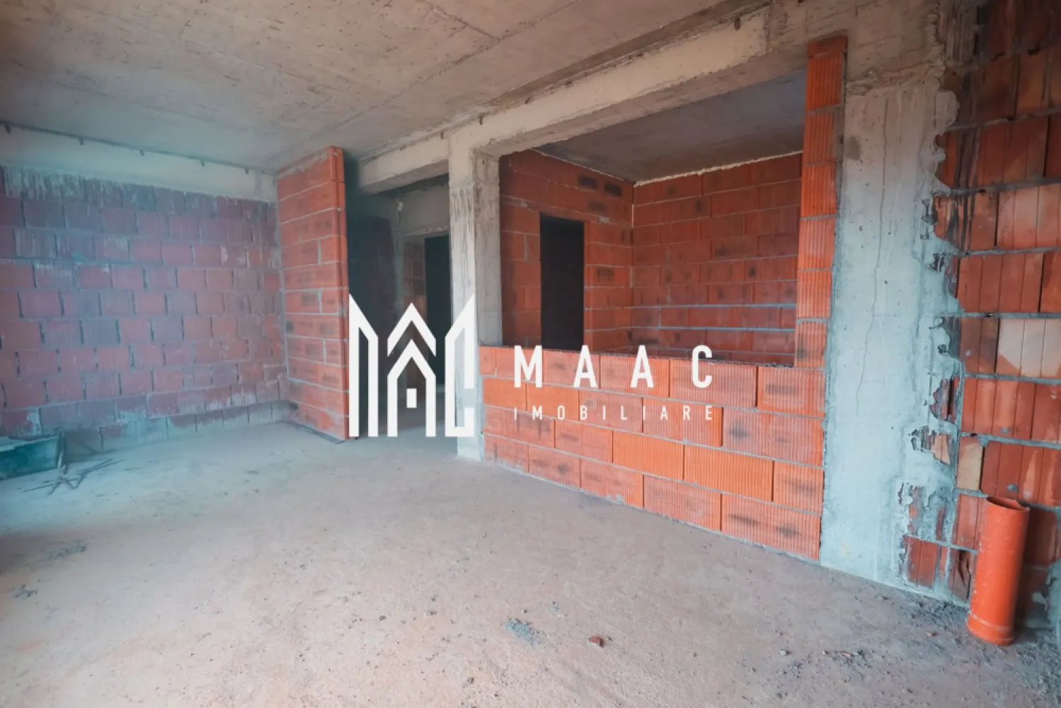 Apartament 2 Camere | 54 mp | Cartierul Da Vinci Homes - MAAC Imobiliare vă propune spre achiziție un apartament modern cu 2 camere, situat în ansamblul rezidențial Da Vinci Homes, una dintre cele mai apreciate zone noi din Sibiu, unde peste 45% din suprafața totală a ansamblului este dedicată zonelor verzi, oferind un cadru aerisit, liniștit și ideal pentru confortul zilnic.

 Detalii proprietate:
Suprafață utilă: 54 mp
Compartimentare eficientă
Spații luminoase și bine optimizate
Ideal pentru locuit sau investiție

 Calitate premium a construcției:
Geamuri tripan pentru izolare termică și fonică superioară
Izolație cu vată bazaltică
Materiale și finisaje de înaltă calitate

 Modalități de predare:
Predare la cheie (complet finisat)
Predare la alb (pregătit pentru personalizare)

 Termen de predare: Toamna 2026

Situat într-un cartier modern, aerisit, cu acces facil către oraș și zonele de interes, apartamentul reprezintă o alegere excelentă atât pentru locuință proprie, cât și pentru investiție.

Pentru mai multe detalii sau pentru rezervarea apartamentului, vă rugăm să contactați echipa MAAC Imobiliare și să specificați ID:CP2930343