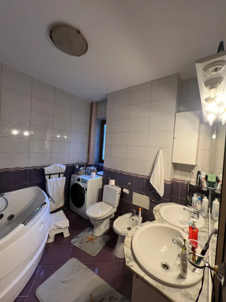 Apartament spațios la vilă, zona Parcul Sub Arini – Parter – Curte proprie