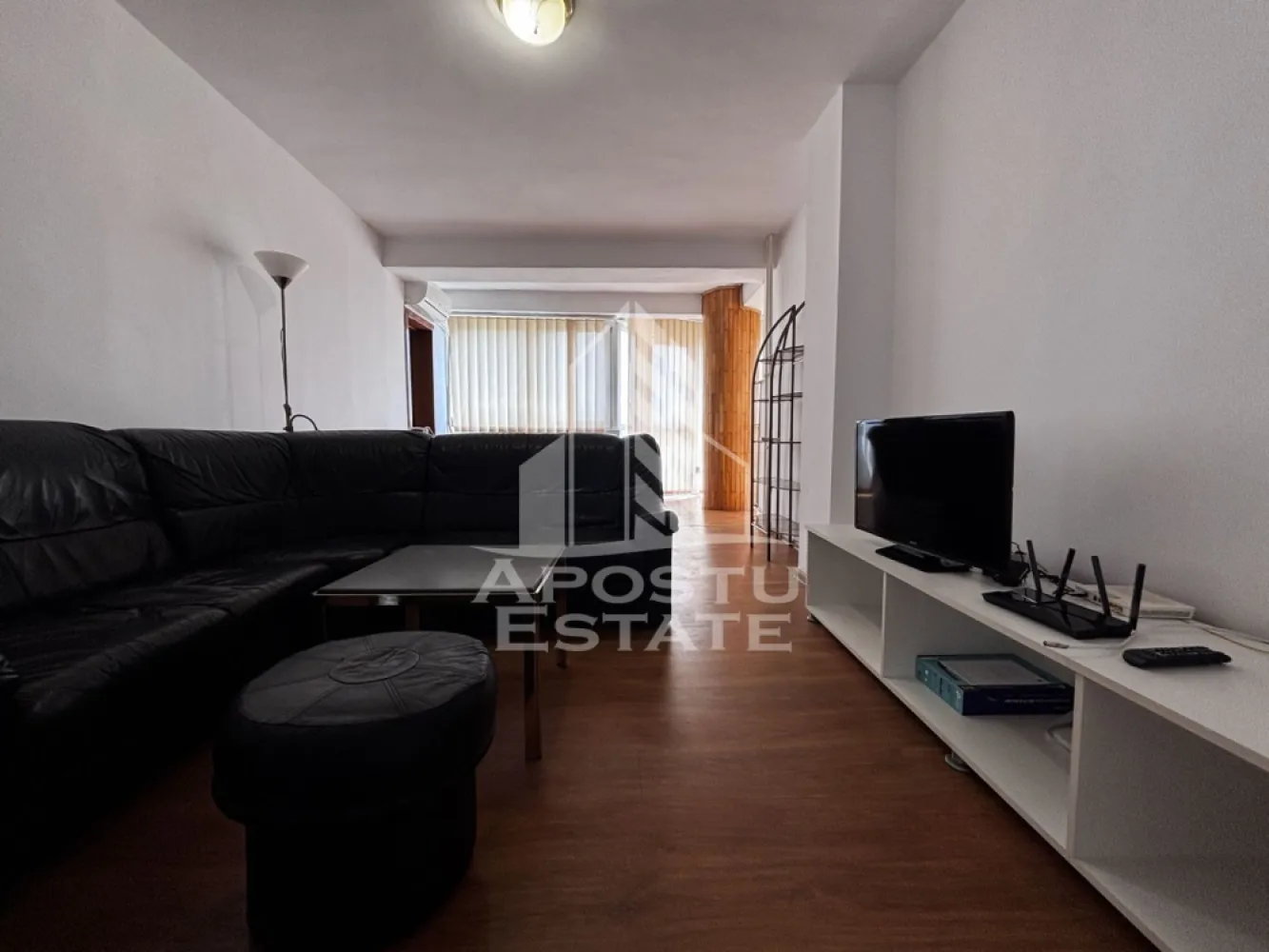 Apartament de inchiriat cu 2 camere, petfriendly, Timisoara, Aradului - Agentia imobiliara APOSTU ESTATE va propune spre inchiriere un apartament cu 2 camere, doua bai, spatios si luminos, situat in zona Aradului, apartamentul este situat la 2 minute fata de Iulius Mall, o zona linistita si bine pozitionata din Timisoara, potrivit pentru cupluri si familii care isi doresc o locuinta unde sa se simta confortabil si cu acces facil catre scoli, statii de autobuz, supermarketuri , magazine de zona, parcuri.

Suprafata utila: 80 mp
Compartimentare eficienta:
-Hol de acces generos
-Bucatarie complet mobilata si utilata, 
-Loc de luat masa
-Living luminos si spatios
-Dormitor mobilat
-Doua bai

Confort si facilitati:
-Incalzirea apartamentului: colterm
-Apartamentul este complet mobilat si utilat
-Se accepta animale de companie de talie mica de catre proprietar

Localizare:
-Timis,Timisoara, zona Aradului – 2 munte fata de Iulius Mall, acces facil spre magazine, supermarket, scoli, parcuri si mijloace de transport in comun.

Ideal pentru:
-Familii
-Cupluri
-Persoane singure
-Studenti

Disponibilitate: imediata
Pret chirie lunara: 450 Euro 
Programeaza o vizionare pentru a-ti putea imagina viitorul aici!
ID intern: CP3197697