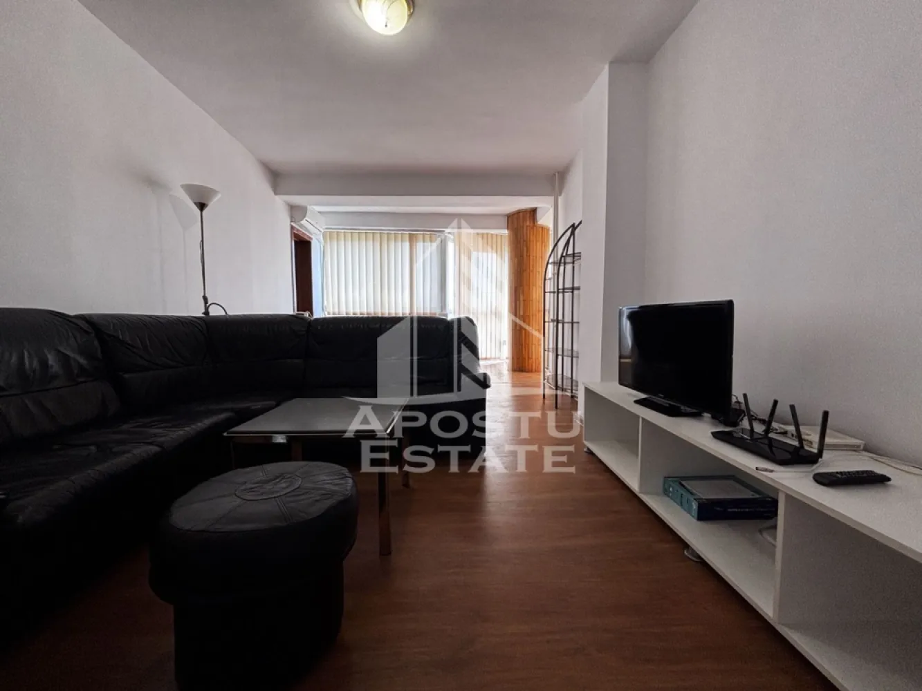 Apartament de inchiriat cu 2 camere, petfriendly, Timisoara, Aradului - Agentia imobiliara APOSTU ESTATE va propune spre inchiriere un apartament cu 2 camere, doua bai, spatios si luminos, situat in zona Aradului, apartamentul este situat la 2 minute fata de Iulius Mall, o zona linistita si bine pozitionata din Timisoara, potrivit pentru cupluri si familii care isi doresc o locuinta unde sa se simta confortabil si cu acces facil catre scoli, statii de autobuz, supermarketuri , magazine de zona, parcuri.

Suprafata utila: 80 mp
Compartimentare eficienta:
-Hol de acces generos
-Bucatarie complet mobilata si utilata, 
-Loc de luat masa
-Living luminos si spatios
-Dormitor mobilat
-Doua bai

Confort si facilitati:
-Incalzirea apartamentului: colterm
-Apartamentul este complet mobilat si utilat
-Se accepta animale de companie de talie mica de catre proprietar

Localizare:
-Timis,Timisoara, zona Aradului – 2 munte fata de Iulius Mall, acces facil spre magazine, supermarket, scoli, parcuri si mijloace de transport in comun.

Ideal pentru:
-Familii
-Cupluri
-Persoane singure
-Studenti

Disponibilitate: imediata
Pret chirie lunara: 450 Euro 
Programeaza o vizionare pentru a-ti putea imagina viitorul aici!
ID intern: CP3197697