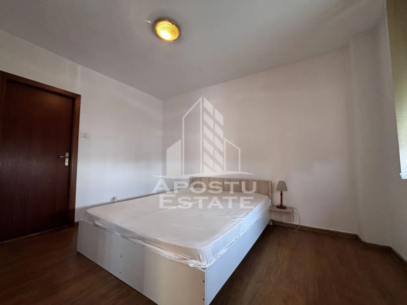 Apartament de inchiriat cu 2 camere, petfriendly, Timisoara, Aradului - Agentia imobiliara APOSTU ESTATE va propune spre inchiriere un apartament cu 2 camere, doua bai, spatios si luminos, situat in zona Aradului, apartamentul este situat la 2 minute fata de Iulius Mall, o zona linistita si bine pozitionata din Timisoara, potrivit pentru cupluri si familii care isi doresc o locuinta unde sa se simta confortabil si cu acces facil catre scoli, statii de autobuz, supermarketuri , magazine de zona, parcuri.

Suprafata utila: 80 mp
Compartimentare eficienta:
-Hol de acces generos
-Bucatarie complet mobilata si utilata, 
-Loc de luat masa
-Living luminos si spatios
-Dormitor mobilat
-Doua bai

Confort si facilitati:
-Incalzirea apartamentului: colterm
-Apartamentul este complet mobilat si utilat
-Se accepta animale de companie de talie mica de catre proprietar

Localizare:
-Timis,Timisoara, zona Aradului – 2 munte fata de Iulius Mall, acces facil spre magazine, supermarket, scoli, parcuri si mijloace de transport in comun.

Ideal pentru:
-Familii
-Cupluri
-Persoane singure
-Studenti

Disponibilitate: imediata
Pret chirie lunara: 450 Euro 
Programeaza o vizionare pentru a-ti putea imagina viitorul aici!
ID intern: CP3197697
