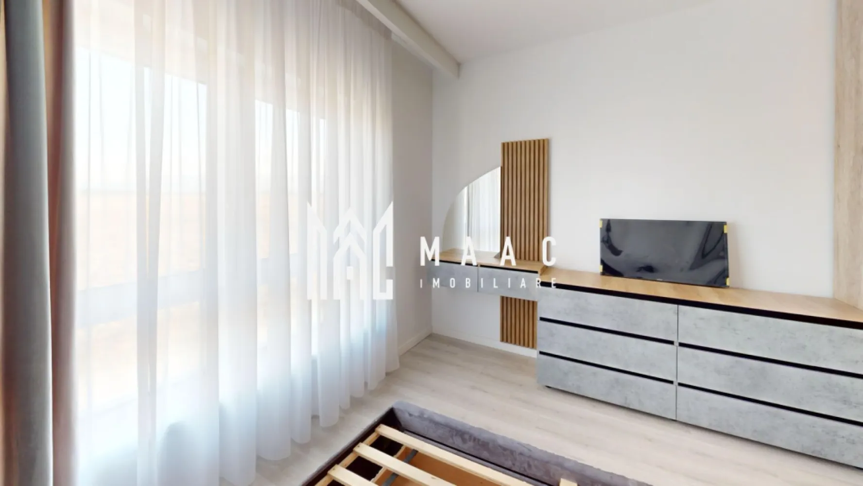 Apartament 3 camere | Constructie noua | Balcon | 78 MPU - MAAC Imobiliare vă propune spre vânzare un apartament nou cu 3 camere și loc de parcare, situat în zona Doamna Stanca, Sibiu, într-un ansamblu rezidențial modern, cu acces rapid către Shopping City, magazine, transport public și principalele artere ale orașului.

Caracteristici:
Apartament cu 3 camere.
Etaj 1/3.
Suprafata utila: 77.8 mp.
Compartimentare practică și eficientă.
O baie și un WC de serviciu.
Spațiu dedicat pentru depozitare.
Balcon.
Un loc de parcare inclus în preț.
2 Balcoane: de 8 mp si 7 mp.

Compartimentare:
Hol de acces.
Living destinat zonei de zi.
Bucătărie cu loc de masă.
Două dormitoare.
Baie.
WC de serviciu.
Spațiu de depozitare.

Dotări și caracteristici constructive:
Tâmplărie PVC cu trei foi de sticlă, asigurând izolație termică și fonică superioară.
Centrală termică Bosch în condensare, cu garanție de 5 ani.
Încălzire în pardoseală.
Pereți finisați, tencuiți, gletuiți și vopsiți cu lavabil alb.
Ușă metalică la intrare.
Interfon.
Casa scării complet finisată, cu balustradă din inox.
Balcon placat cu gresie, balustradă din sticlă și corp de iluminat.

Preț și condiții de achiziție:
La prețul afișat se adaugă TVA 21%.
Prețul apartamentului este pentru predare la stadiul de alb.
Apartamentul se poate preda și la stadiul de cheie, contra cost, la prețul de 150 euro/mp.
Pozele din prezentare sunt cu titlu informativ.

Avantaje locație
Zonă în plină dezvoltare, foarte bine conectată la punctele de interes ale orașului.
Acces rapid către centre comerciale, mijloace de transport în comun și zone de servicii.
Ideal atât pentru locuință proprie, cât și pentru investiție.

Pentru mai multe detalii precizati telefonic ca ati vazut anuntul cu ID: CP2932759