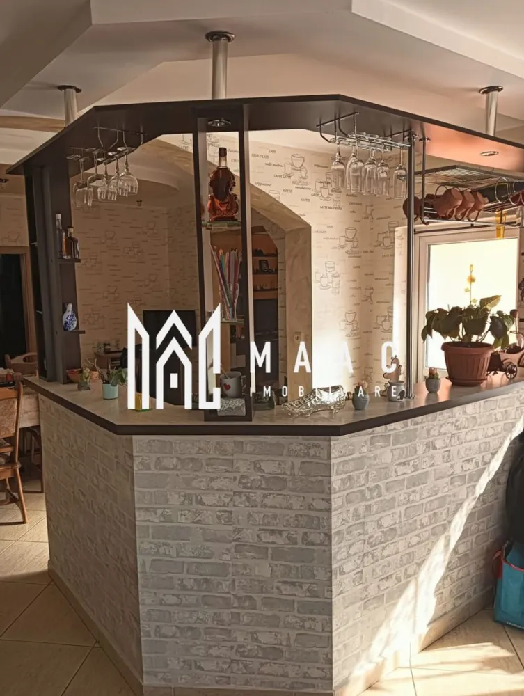 Casa 8 camere I 336 MPU I 1309 MP Teren I Agnita - MAAC Imobiliare va propune spre vanzare o casa amplasată într-o zonă excelentă, ideală pentru locuire sau investiție. Proprietatea oferă un spațiu generos și funcțional, fiind structurată pe demisol, parter și etaj, cu două intrări separate atât în casă, cât și în curte. Suprafața utilă este de 450 mp, iar terenul total măsoară 1309 mp.

Demisolul este compartimentat practic, având două camere, un hol de acces, pivniță și spălătorie — perfect pentru spații tehnice, depozitare sau zone hobby.

Parterul impresionează prin spațiul deschis și luminos, fiind compus dintr-un living cu bucătărie spațioasă, loc de luat masa, o cameră suplimentară, baie, cămară, hol de acces și o terasă ce oferă un loc ideal pentru relaxare. Casa scărilor include un dressing generos, maximizând eficient spațiul.

Etajul cuprinde patru camere, fiecare prevăzută cu balcon propriu, o baie și un hol bine configurat. Spațiul este ideal pentru o familie numeroasă, oferind confort și intimitate.

Proprietatea se remarcă prin terenul întins și posibilitățile multiple de amenajare, iar poziționarea în zonă foarte bună îi conferă un avantaj major pentru cei care caută liniște, siguranță și acces facil la punctele de interes.

Pentru mai multe detalii si programarea unei vizionari va rugam sa specificati ID: CP2852093