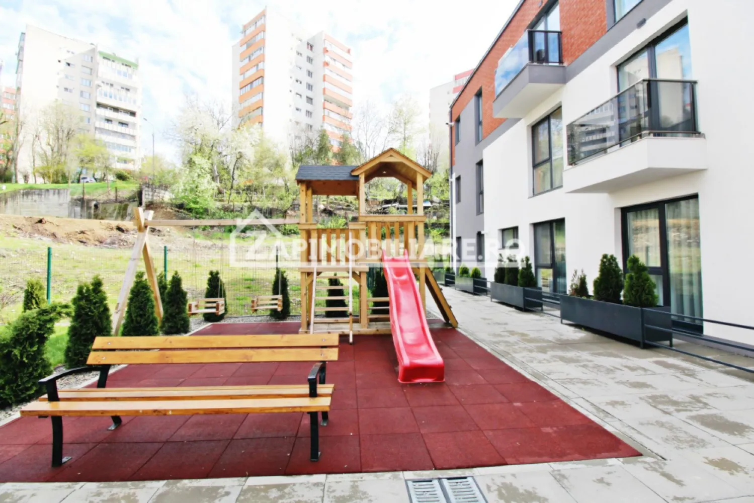 Ap 2 camere Lux - Crinului Residence - loc parcare subteran - Mentionati ID-ul proprietatii cand apelati: CP1486997
Contact ⓪⑦②⑥ ②②③ ⑧⑧⑥ Sebastian

Zap Imobiliare vă propune spre închiriere un apartament decomandat cu 2 camere, confort 1, situat în Târgu Mureș, în complexul rezidențial Crinului Residence. Locuința este amplasată la parterul unui imobil cu 2 niveluri și oferă o suprafață utilă de 52 mp, fiind amenajată modern, cu finisaje premium și dotări de ultimă generație.

-- Suprafață utilă: 52 mp
-- Compartimentare: Decomandat – 1 living primitor, 1 dormitor intim, 1 bucătărie open space, 1 baie modernă și 1 hol.
-- Dotări și utilități: Încălzire în pardoseală pe toată suprafața apartamentului, centrală termică proprie, calorifere, aer condiționat, geamuri tripan cu 7 camere pentru o izolare termică și fonică excelentă, ușă metalică la intrare și internet wireless.
-- Mobilier și electrocasnice: Locuința este complet mobilată și utilată, dispunând de mașină de spălat rufe, mașină de spălat vase, frigider, hotă, duș de tip walk-in și un televizor cu diagonală mare de ultimă generație.
-- Facilități complex și parcare: Loc de parcare inclus în subteranul blocului, videointerfon, acces securizat în complex cu barieră acționată prin telecomandă și loc de joacă amenajat special pentru copii.

Proprietatea se află într-o zonă cu un confort deosebit, datorită amplasării în imediata apropiere a tot ceea ce înseamnă viață modernă: mijloace de transport în comun, magazine, unități de învățământ de toate gradele, piață, parc, bănci și farmacii.

Preț închiriere: 600 Euro / lună
Comisionul agenției este de 50% din valoarea primei chirii și se plătește în momentul semnării contractului de închiriere.

Acest anunț nu corespunde cerințelor tale? Sună la numărul afișat în anunț și unul dintre agenții noștri te va ajuta cu alte oferte personalizate în funcție de cerințele tale.

Contact ⓪⑦②⑥ ②②③ ⑧⑧⑥ Sebastian