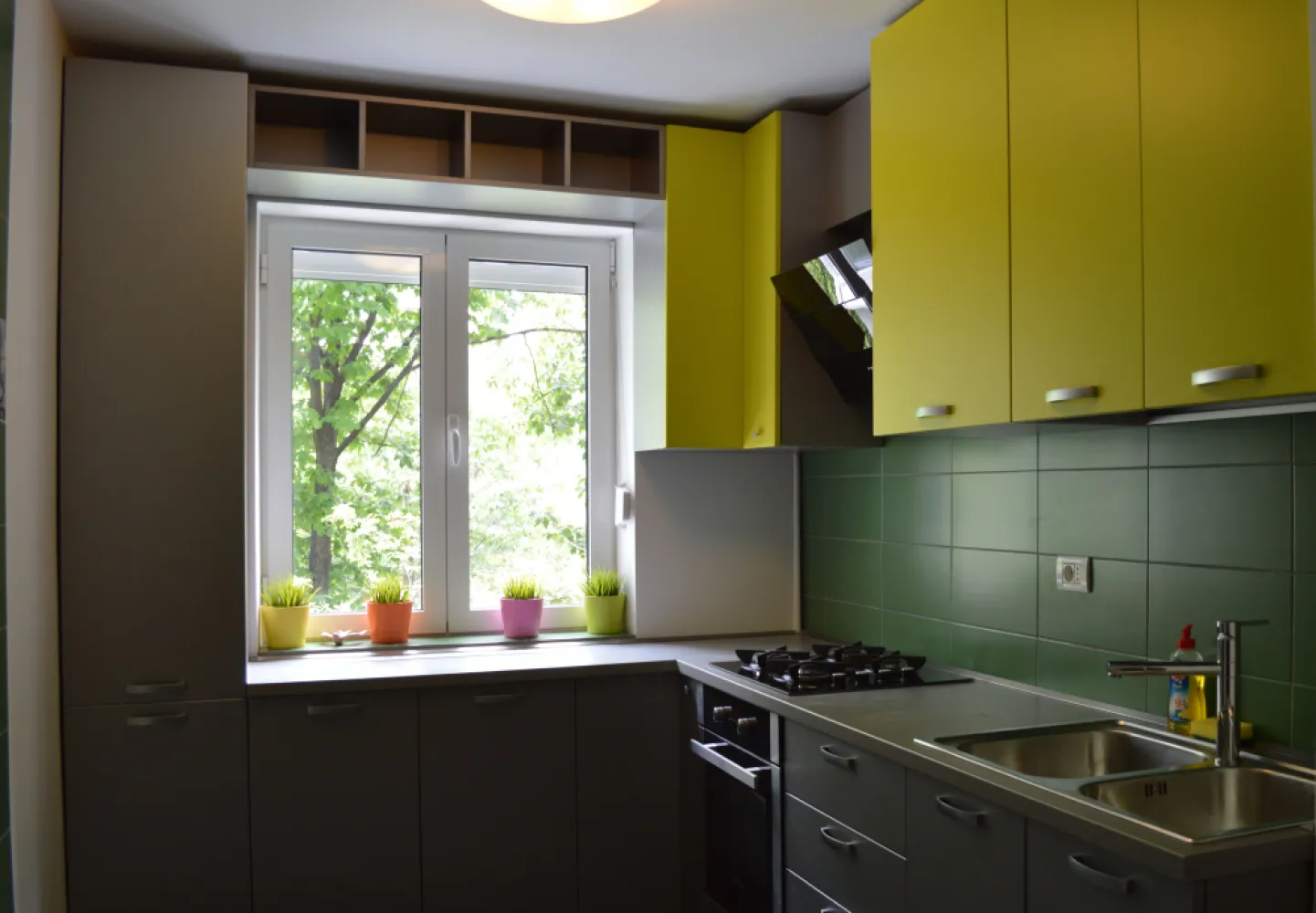Apartament 3 camere de închiriat – Zona Titan - Apartament 3 camere semidecomandate, zonă liniștită, aproape de metrou TitanOfer spre închiriere un apartament spațios, cu 3 camere semidecomandate, situat la etajul 2 din 4, într-un bloc anvelopat. Locația este liniștită și foarte bine conectată la mijloacele de transport în comun.Dotări:Aer condiționatPlită pe gaz și cuptorMașină de spălatDouă balcoane, ideale pentru relaxare sau ca spațiu suplimentar de depozitareZonă și facilități din apropiere:Apartamentul se află la câțiva pași de stația de metrou Titan, precum și de stații de autobuz și tramvai, asigurând acces rapid către orice zonă a orașului. În imediata vecinătate găsiți centre comerciale, supermarketuri, piață, farmacii și toate facilitățile necesare unui stil de viață comod. Parcarea se poate face în jurul blocului.Condiții de închiriere:Se închiriază pe termen lung, cu o perioadă contractuală minimă de 1 an.Contact:Pentru detalii suplimentare sau pentru a programa o vizionare, mă puteți contacta la 0722 304 284.