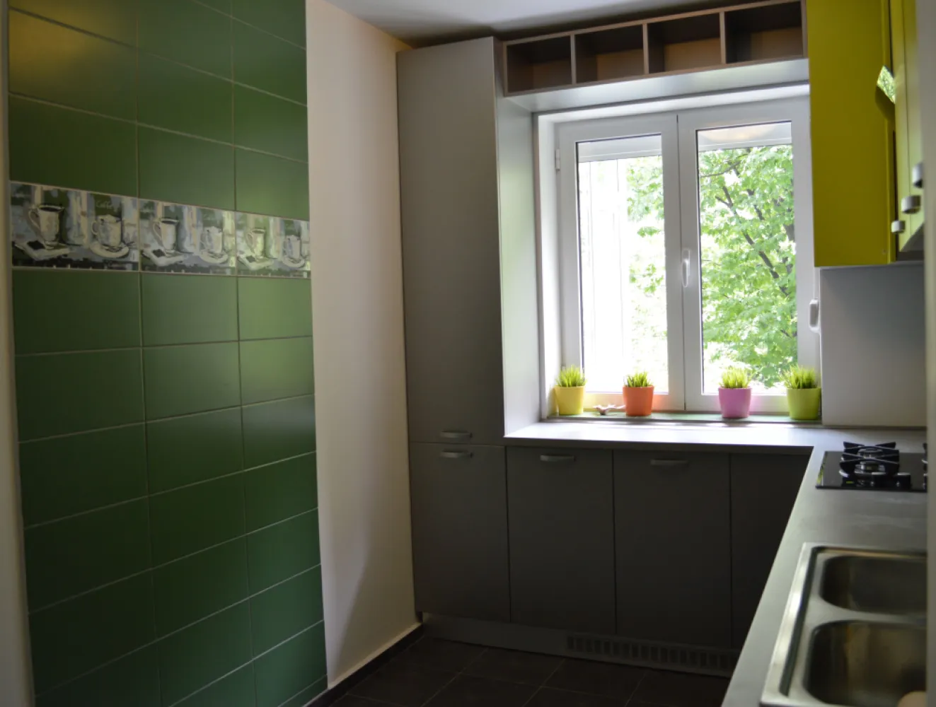 Apartament 3 camere de închiriat – Zona Titan - Apartament 3 camere semidecomandate, zonă liniștită, aproape de metrou TitanOfer spre închiriere un apartament spațios, cu 3 camere semidecomandate, situat la etajul 2 din 4, într-un bloc anvelopat. Locația este liniștită și foarte bine conectată la mijloacele de transport în comun.Dotări:Aer condiționatPlită pe gaz și cuptorMașină de spălatDouă balcoane, ideale pentru relaxare sau ca spațiu suplimentar de depozitareZonă și facilități din apropiere:Apartamentul se află la câțiva pași de stația de metrou Titan, precum și de stații de autobuz și tramvai, asigurând acces rapid către orice zonă a orașului. În imediata vecinătate găsiți centre comerciale, supermarketuri, piață, farmacii și toate facilitățile necesare unui stil de viață comod. Parcarea se poate face în jurul blocului.Condiții de închiriere:Se închiriază pe termen lung, cu o perioadă contractuală minimă de 1 an.Contact:Pentru detalii suplimentare sau pentru a programa o vizionare, mă puteți contacta la 0722 304 284.