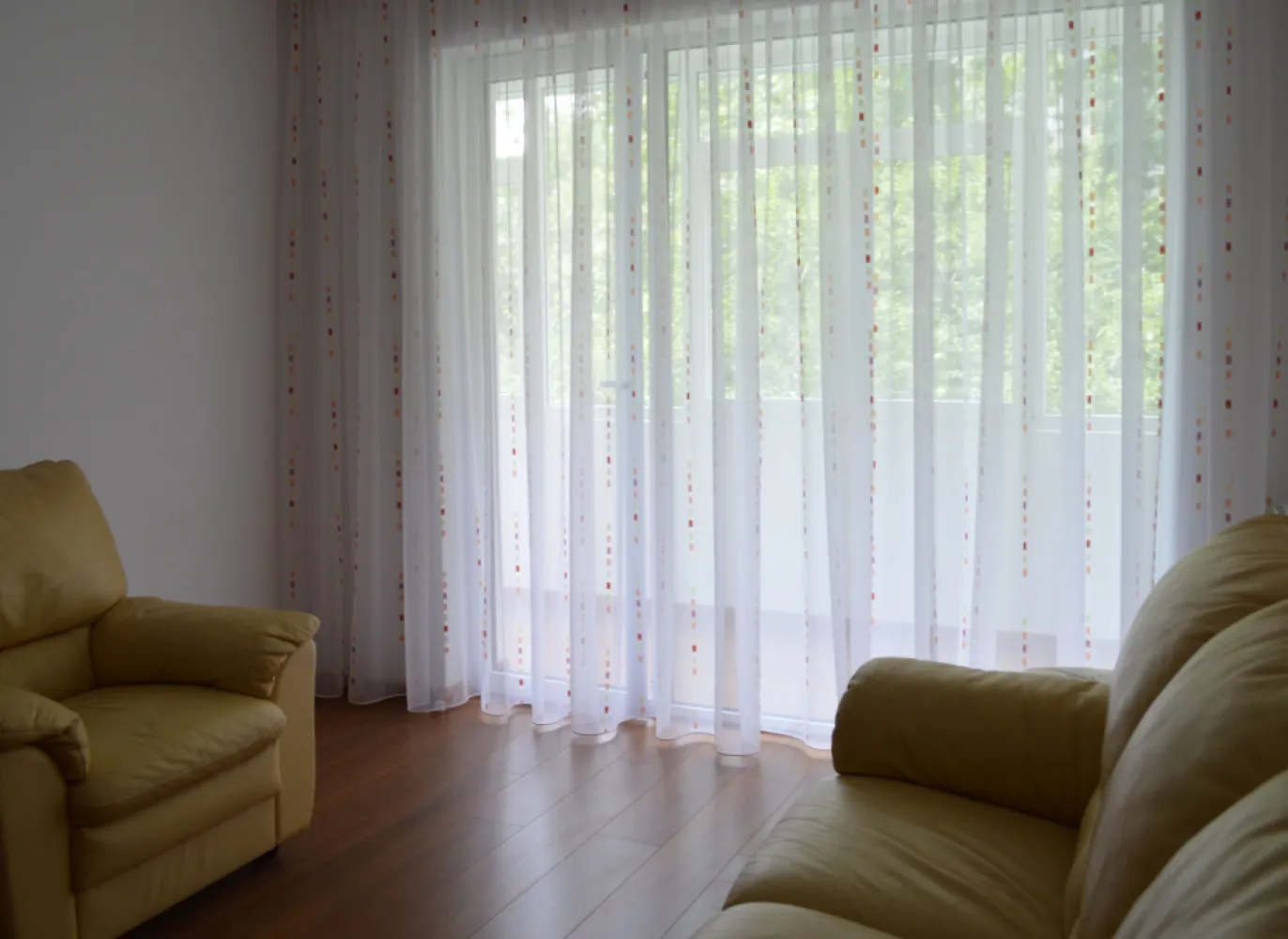 Apartament 3 camere de închiriat – Zona Titan - Apartament 3 camere semidecomandate, zonă liniștită, aproape de metrou TitanOfer spre închiriere un apartament spațios, cu 3 camere semidecomandate, situat la etajul 2 din 4, într-un bloc anvelopat. Locația este liniștită și foarte bine conectată la mijloacele de transport în comun.Dotări:Aer condiționatPlită pe gaz și cuptorMașină de spălatDouă balcoane, ideale pentru relaxare sau ca spațiu suplimentar de depozitareZonă și facilități din apropiere:Apartamentul se află la câțiva pași de stația de metrou Titan, precum și de stații de autobuz și tramvai, asigurând acces rapid către orice zonă a orașului. În imediata vecinătate găsiți centre comerciale, supermarketuri, piață, farmacii și toate facilitățile necesare unui stil de viață comod. Parcarea se poate face în jurul blocului.Condiții de închiriere:Se închiriază pe termen lung, cu o perioadă contractuală minimă de 1 an.Contact:Pentru detalii suplimentare sau pentru a programa o vizionare, mă puteți contacta la 0722 304 284.