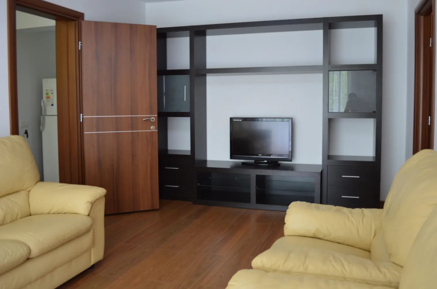 Apartament 3 camere de închiriat – Zona Titan - Apartament 3 camere semidecomandate, zonă liniștită, aproape de metrou TitanOfer spre închiriere un apartament spațios, cu 3 camere semidecomandate, situat la etajul 2 din 4, într-un bloc anvelopat. Locația este liniștită și foarte bine conectată la mijloacele de transport în comun.Dotări:Aer condiționatPlită pe gaz și cuptorMașină de spălatDouă balcoane, ideale pentru relaxare sau ca spațiu suplimentar de depozitareZonă și facilități din apropiere:Apartamentul se află la câțiva pași de stația de metrou Titan, precum și de stații de autobuz și tramvai, asigurând acces rapid către orice zonă a orașului. În imediata vecinătate găsiți centre comerciale, supermarketuri, piață, farmacii și toate facilitățile necesare unui stil de viață comod. Parcarea se poate face în jurul blocului.Condiții de închiriere:Se închiriază pe termen lung, cu o perioadă contractuală minimă de 1 an.Contact:Pentru detalii suplimentare sau pentru a programa o vizionare, mă puteți contacta la 0722 304 284.