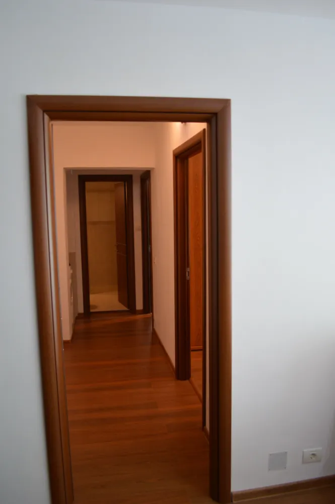 Apartament 3 camere de închiriat – Zona Titan - Apartament 3 camere semidecomandate, zonă liniștită, aproape de metrou TitanOfer spre închiriere un apartament spațios, cu 3 camere semidecomandate, situat la etajul 2 din 4, într-un bloc anvelopat. Locația este liniștită și foarte bine conectată la mijloacele de transport în comun.Dotări:Aer condiționatPlită pe gaz și cuptorMașină de spălatDouă balcoane, ideale pentru relaxare sau ca spațiu suplimentar de depozitareZonă și facilități din apropiere:Apartamentul se află la câțiva pași de stația de metrou Titan, precum și de stații de autobuz și tramvai, asigurând acces rapid către orice zonă a orașului. În imediata vecinătate găsiți centre comerciale, supermarketuri, piață, farmacii și toate facilitățile necesare unui stil de viață comod. Parcarea se poate face în jurul blocului.Condiții de închiriere:Se închiriază pe termen lung, cu o perioadă contractuală minimă de 1 an.Contact:Pentru detalii suplimentare sau pentru a programa o vizionare, mă puteți contacta la 0722 304 284.