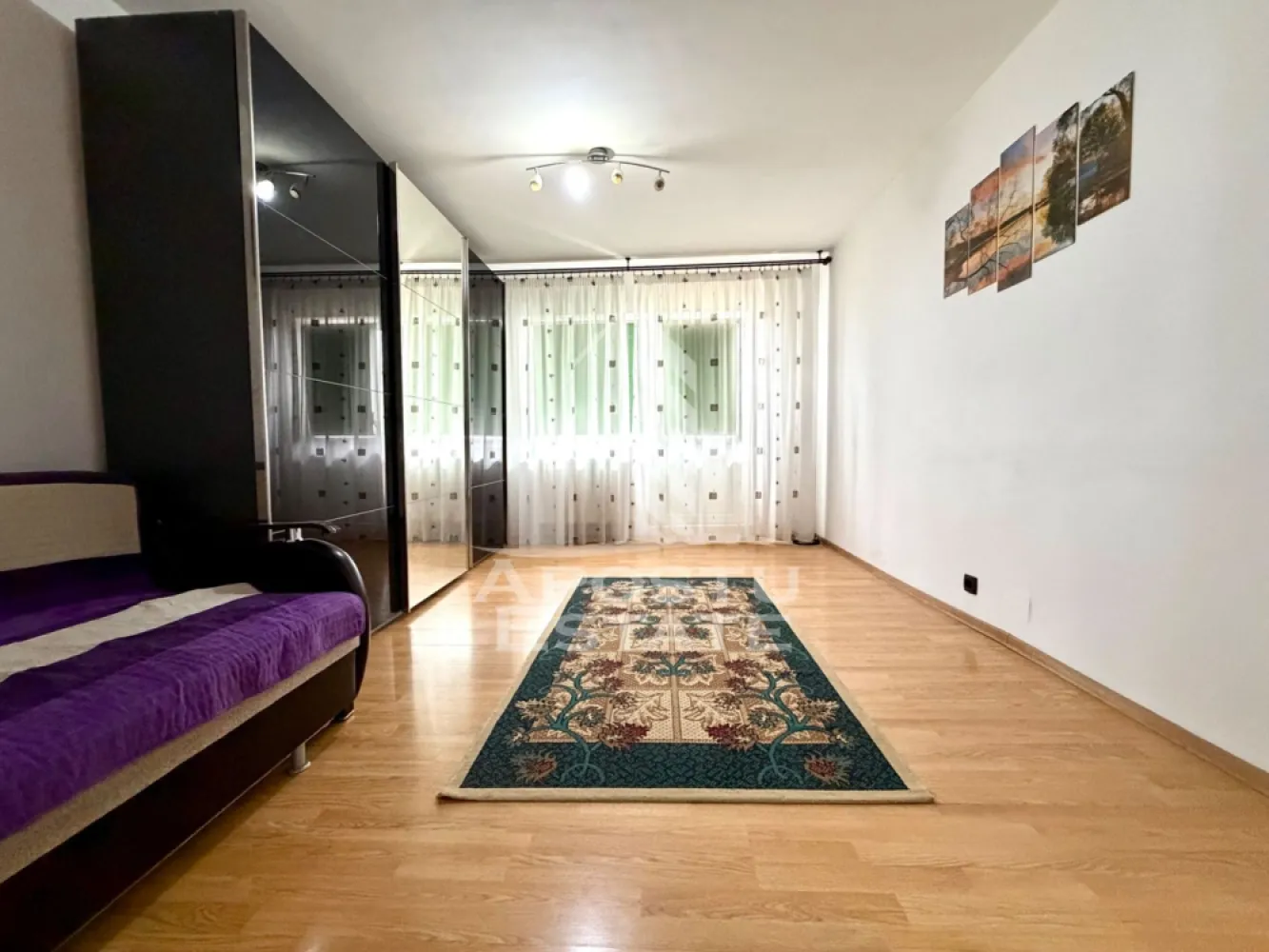 Apartament 2 camere de vanzare, decomandat, zona Steaua, Timisoara - Agentia imobiliara APOSTU ESTATE va propune spre vanzare un apartament cu 2 camere, decomandat, mobilat si utilat, situat in judetul Timis, Timisoara, zona Steaua. 
Apartamentul este situat la etajul 3 din 4 si are o suprafata de 51 mp utili. 
Compartimentare:
- Hol de acces
- Bucatarie utilata 
- Living spatios cu balcon deschis 
- Dormitor mobilat cu balcon
- Baie cu cada
Confortul termic este realizat prin intermediul termoficarii. 
Zona foarte linistita cu numeroase facilitati si puncte de interes precum: acces rapid si usor la mijloacele de transport in comun, mall-ul Shopping City la cateva minute distanta, piata si alte supermarket-uri in apropiere, farmacii, institutii de invatamant, restaurante, baruri, cafenele si multe altele.
Agentia imobiliara Apostu Estate va ofera consultanta bancara gratuita prin intermediul colaboratorilor nostri pentru alegerea celui mai potrivit tip de credit, astfel incat tu sa devi noul proprietar al acestui apartament.
Va asteptam cu drag la o vizionare chiar si astazi!
ID intern: CP3190475