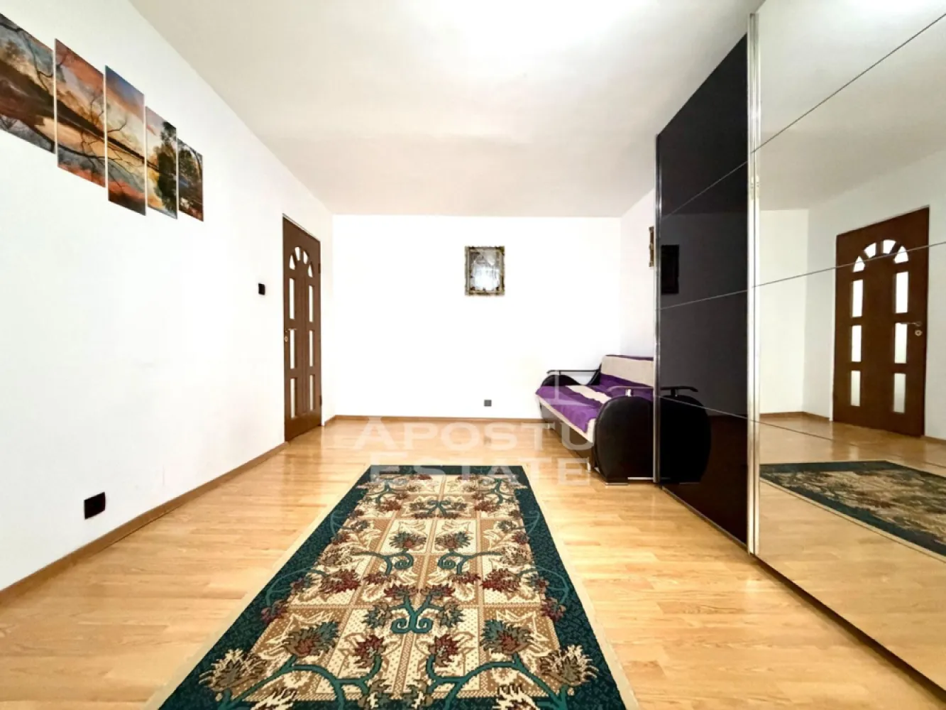 Apartament 2 camere de vanzare, decomandat, zona Steaua, Timisoara - Agentia imobiliara APOSTU ESTATE va propune spre vanzare un apartament cu 2 camere, decomandat, mobilat si utilat, situat in judetul Timis, Timisoara, zona Steaua. 
Apartamentul este situat la etajul 3 din 4 si are o suprafata de 51 mp utili. 
Compartimentare:
- Hol de acces
- Bucatarie utilata 
- Living spatios cu balcon deschis 
- Dormitor mobilat cu balcon
- Baie cu cada
Confortul termic este realizat prin intermediul termoficarii. 
Zona foarte linistita cu numeroase facilitati si puncte de interes precum: acces rapid si usor la mijloacele de transport in comun, mall-ul Shopping City la cateva minute distanta, piata si alte supermarket-uri in apropiere, farmacii, institutii de invatamant, restaurante, baruri, cafenele si multe altele.
Agentia imobiliara Apostu Estate va ofera consultanta bancara gratuita prin intermediul colaboratorilor nostri pentru alegerea celui mai potrivit tip de credit, astfel incat tu sa devi noul proprietar al acestui apartament.
Va asteptam cu drag la o vizionare chiar si astazi!
ID intern: CP3190475