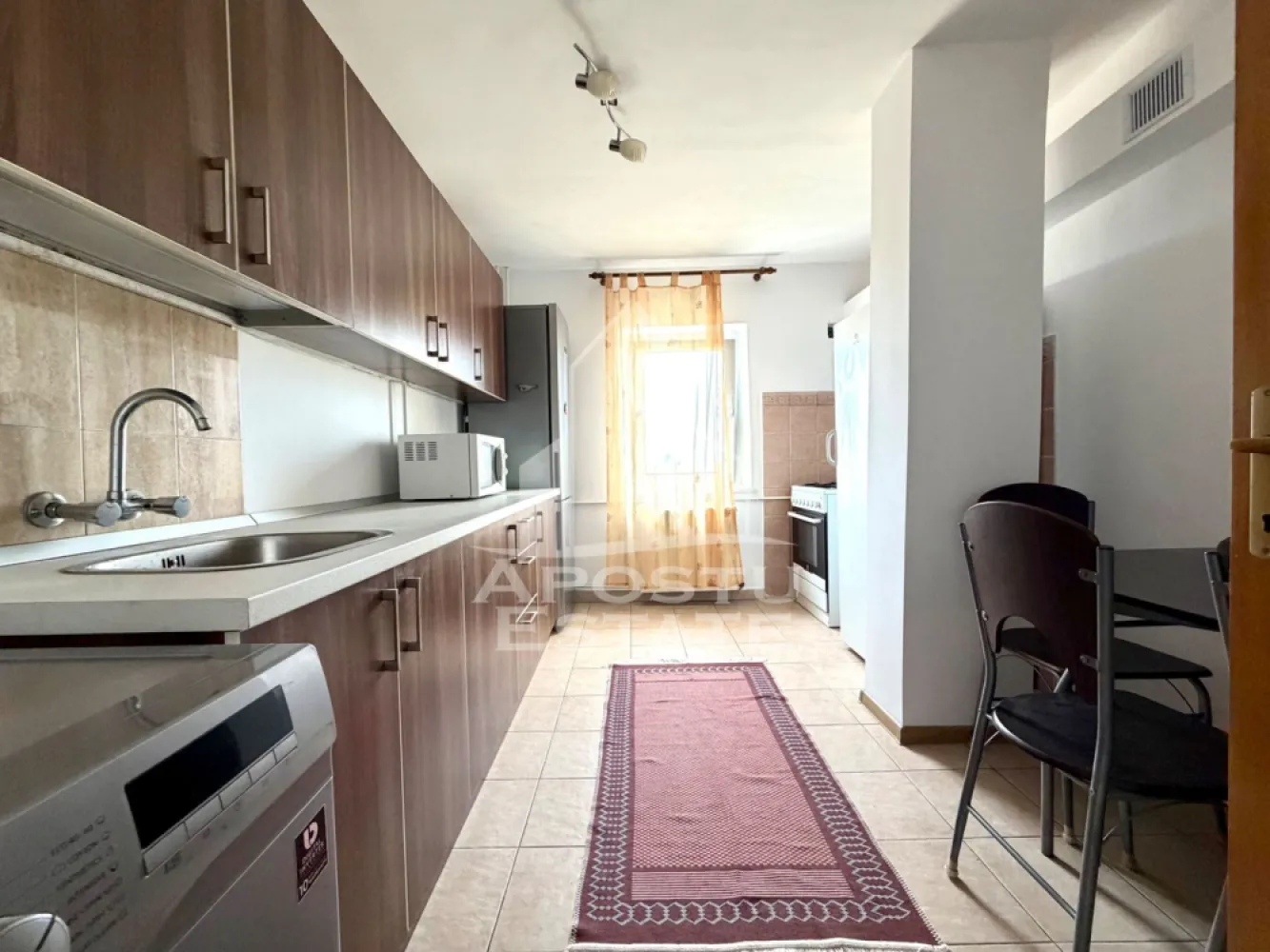 Apartament 2 camere de vanzare, decomandat, zona Steaua, Timisoara - Agentia imobiliara APOSTU ESTATE va propune spre vanzare un apartament cu 2 camere, decomandat, mobilat si utilat, situat in judetul Timis, Timisoara, zona Steaua. 
Apartamentul este situat la etajul 3 din 4 si are o suprafata de 51 mp utili. 
Compartimentare:
- Hol de acces
- Bucatarie utilata 
- Living spatios cu balcon deschis 
- Dormitor mobilat cu balcon
- Baie cu cada
Confortul termic este realizat prin intermediul termoficarii. 
Zona foarte linistita cu numeroase facilitati si puncte de interes precum: acces rapid si usor la mijloacele de transport in comun, mall-ul Shopping City la cateva minute distanta, piata si alte supermarket-uri in apropiere, farmacii, institutii de invatamant, restaurante, baruri, cafenele si multe altele.
Agentia imobiliara Apostu Estate va ofera consultanta bancara gratuita prin intermediul colaboratorilor nostri pentru alegerea celui mai potrivit tip de credit, astfel incat tu sa devi noul proprietar al acestui apartament.
Va asteptam cu drag la o vizionare chiar si astazi!
ID intern: CP3190475