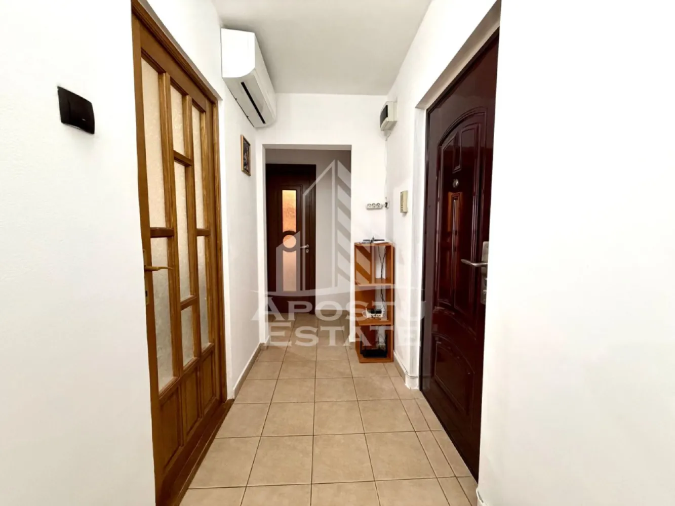 Apartament 2 camere de vanzare, decomandat, zona Steaua, Timisoara - Agentia imobiliara APOSTU ESTATE va propune spre vanzare un apartament cu 2 camere, decomandat, mobilat si utilat, situat in judetul Timis, Timisoara, zona Steaua. 
Apartamentul este situat la etajul 3 din 4 si are o suprafata de 51 mp utili. 
Compartimentare:
- Hol de acces
- Bucatarie utilata 
- Living spatios cu balcon deschis 
- Dormitor mobilat cu balcon
- Baie cu cada
Confortul termic este realizat prin intermediul termoficarii. 
Zona foarte linistita cu numeroase facilitati si puncte de interes precum: acces rapid si usor la mijloacele de transport in comun, mall-ul Shopping City la cateva minute distanta, piata si alte supermarket-uri in apropiere, farmacii, institutii de invatamant, restaurante, baruri, cafenele si multe altele.
Agentia imobiliara Apostu Estate va ofera consultanta bancara gratuita prin intermediul colaboratorilor nostri pentru alegerea celui mai potrivit tip de credit, astfel incat tu sa devi noul proprietar al acestui apartament.
Va asteptam cu drag la o vizionare chiar si astazi!
ID intern: CP3190475
