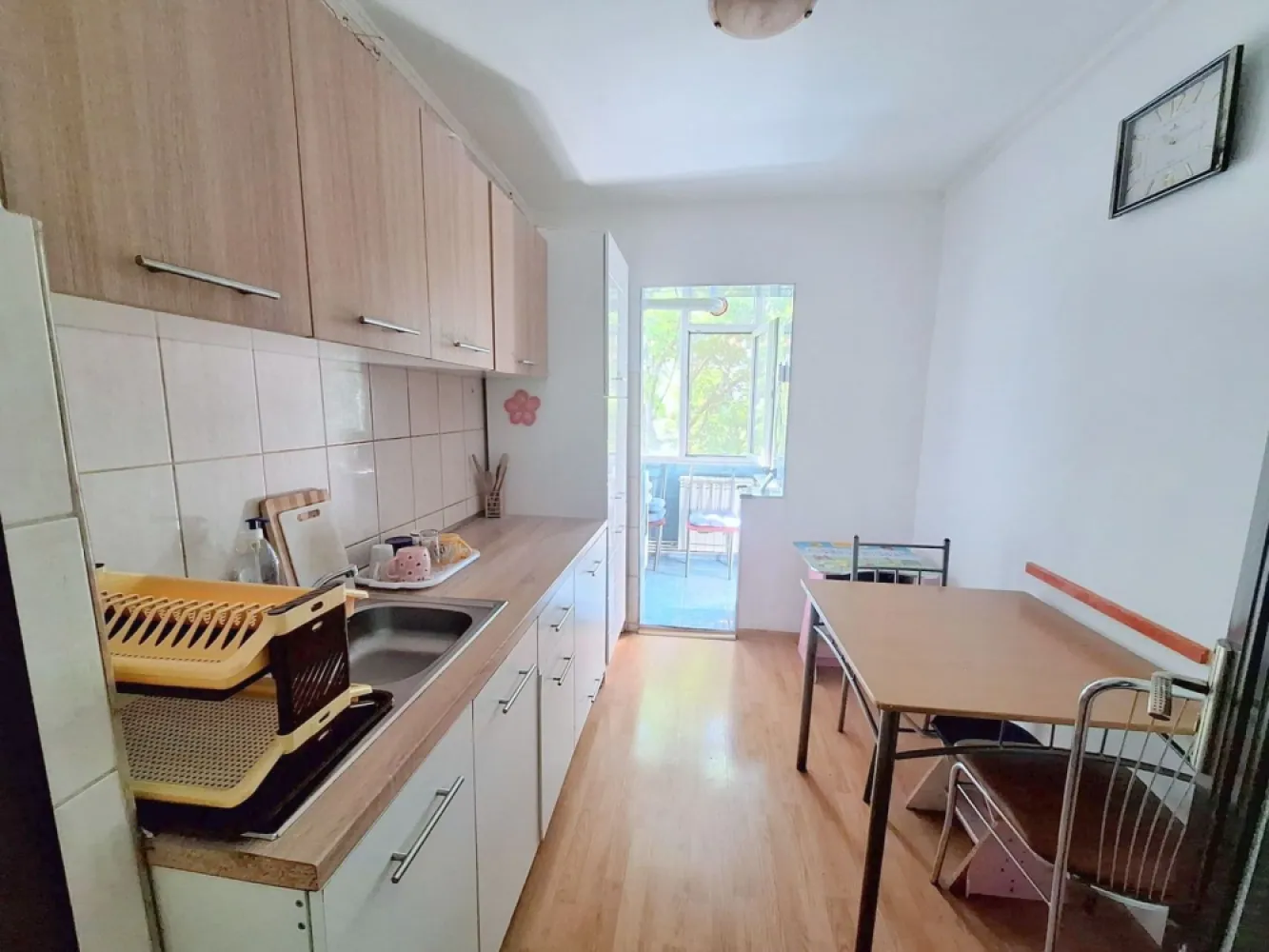 Apartament 2 camere de închiriat - Micro 17 - Mobilat - 300 Euro - Se ofera spre inchiriere apartament cu 2 camere situat in cartierul Micro 17, pe strada Oltului, la etajul 4 al unui imobil bine intretinut. Apartamentul este complet mobilat si utilat, fiind pregatit pentru mutare imediata.

Locuinta dispune de doua camere, ambele amenajate cu paturi matrimoniale, centrala termica proprie, baie cu geam pentru ventilatie naturala si doua balcoane care ofera un plus de confort si spatiu.
Amplasarea este excelenta, intr-o zona apreciata a orasului, in apropiere de magazine precum Lidl si Penny, Spitalul Clinic de Urgenta, piata agroalimentara, farmacii si statii pentru mijloacele de transport in comun.

Detalii:
2 camere
Etaj 4
Doua balcoane
Centrala termica
Baie cu geam
Complet mobilat si utilat
Paturi matrimoniale in ambele camere

Pret chirie: 300 euro/luna.
Conditii de inchiriere: contract pe termen lung, plata chiriei, a garantiei si a comisionului agentiei la semnarea contractului.

Relatii si programari la vizionare:
Marilena – Consilier Imobiliar MAG INVEST
Telefon: 0741.030.291