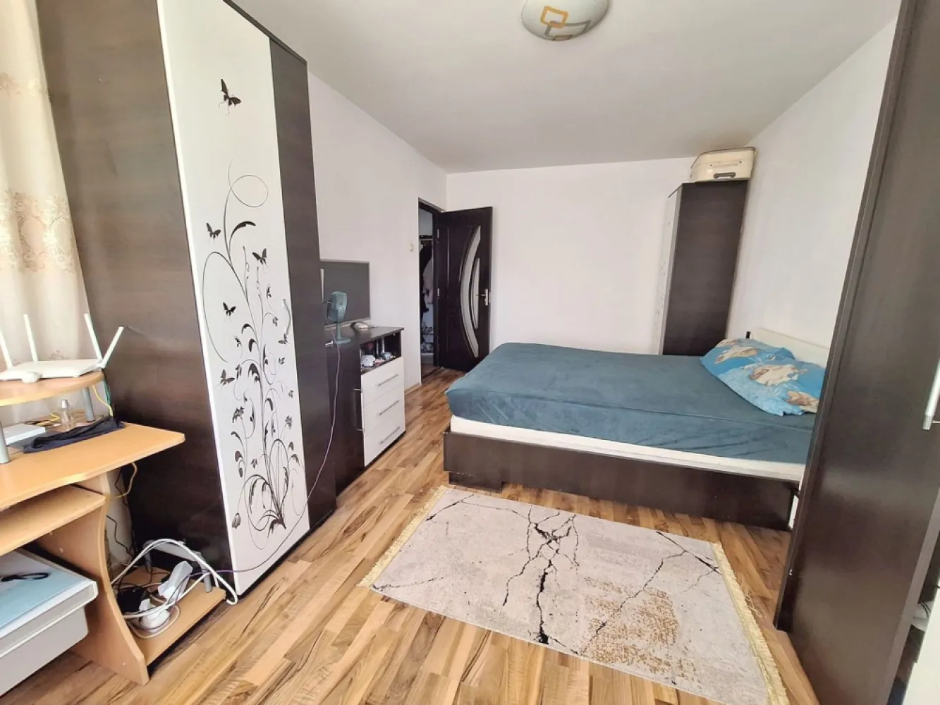 Apartament 2 camere de închiriat - Micro 17 - Mobilat - 300 Euro - Se ofera spre inchiriere apartament cu 2 camere situat in cartierul Micro 17, pe strada Oltului, la etajul 4 al unui imobil bine intretinut. Apartamentul este complet mobilat si utilat, fiind pregatit pentru mutare imediata.

Locuinta dispune de doua camere, ambele amenajate cu paturi matrimoniale, centrala termica proprie, baie cu geam pentru ventilatie naturala si doua balcoane care ofera un plus de confort si spatiu.
Amplasarea este excelenta, intr-o zona apreciata a orasului, in apropiere de magazine precum Lidl si Penny, Spitalul Clinic de Urgenta, piata agroalimentara, farmacii si statii pentru mijloacele de transport in comun.

Detalii:
2 camere
Etaj 4
Doua balcoane
Centrala termica
Baie cu geam
Complet mobilat si utilat
Paturi matrimoniale in ambele camere

Pret chirie: 300 euro/luna.
Conditii de inchiriere: contract pe termen lung, plata chiriei, a garantiei si a comisionului agentiei la semnarea contractului.

Relatii si programari la vizionare:
Marilena – Consilier Imobiliar MAG INVEST
Telefon: 0741.030.291
