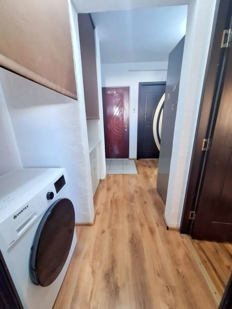 Apartament 2 camere de închiriat - Micro 17 - Mobilat - 300 Euro - Se ofera spre inchiriere apartament cu 2 camere situat in cartierul Micro 17, pe strada Oltului, la etajul 4 al unui imobil bine intretinut. Apartamentul este complet mobilat si utilat, fiind pregatit pentru mutare imediata.

Locuinta dispune de doua camere, ambele amenajate cu paturi matrimoniale, centrala termica proprie, baie cu geam pentru ventilatie naturala si doua balcoane care ofera un plus de confort si spatiu.
Amplasarea este excelenta, intr-o zona apreciata a orasului, in apropiere de magazine precum Lidl si Penny, Spitalul Clinic de Urgenta, piata agroalimentara, farmacii si statii pentru mijloacele de transport in comun.

Detalii:
2 camere
Etaj 4
Doua balcoane
Centrala termica
Baie cu geam
Complet mobilat si utilat
Paturi matrimoniale in ambele camere

Pret chirie: 300 euro/luna.
Conditii de inchiriere: contract pe termen lung, plata chiriei, a garantiei si a comisionului agentiei la semnarea contractului.

Relatii si programari la vizionare:
Marilena – Consilier Imobiliar MAG INVEST
Telefon: 0741.030.291