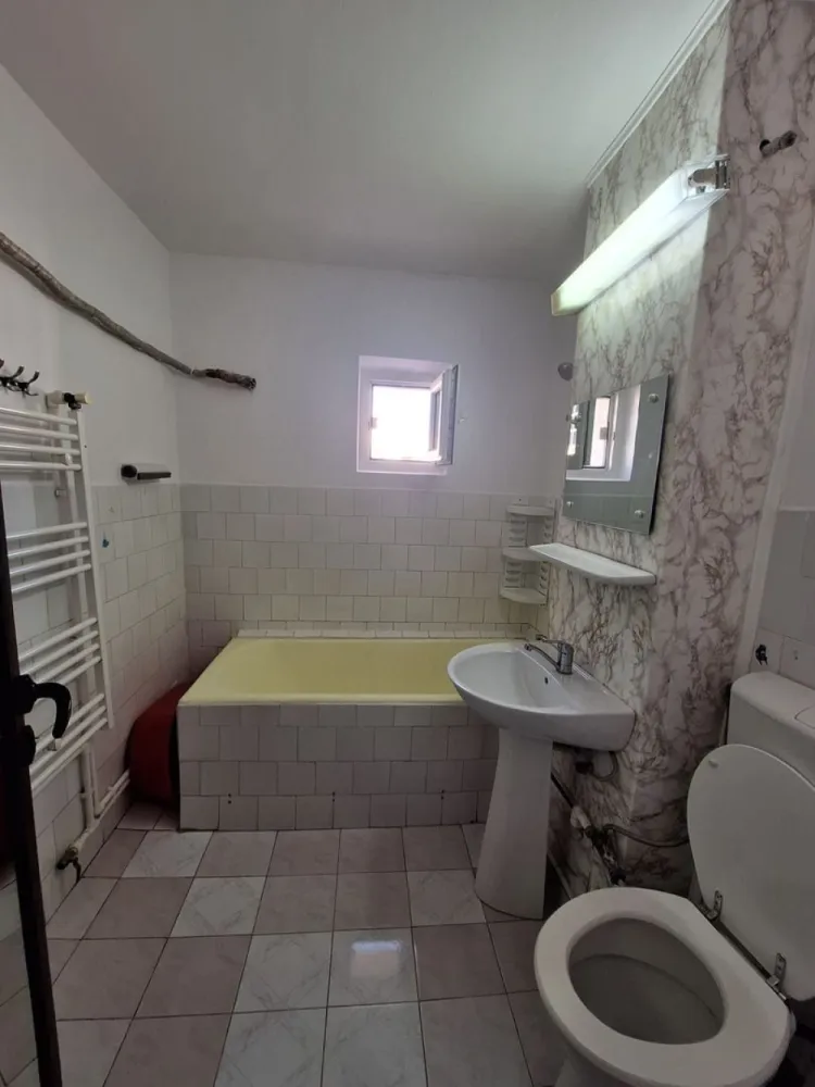 Apartament 2 camere de închiriat - Micro 17 - Mobilat - 300 Euro - Se ofera spre inchiriere apartament cu 2 camere situat in cartierul Micro 17, pe strada Oltului, la etajul 4 al unui imobil bine intretinut. Apartamentul este complet mobilat si utilat, fiind pregatit pentru mutare imediata.

Locuinta dispune de doua camere, ambele amenajate cu paturi matrimoniale, centrala termica proprie, baie cu geam pentru ventilatie naturala si doua balcoane care ofera un plus de confort si spatiu.
Amplasarea este excelenta, intr-o zona apreciata a orasului, in apropiere de magazine precum Lidl si Penny, Spitalul Clinic de Urgenta, piata agroalimentara, farmacii si statii pentru mijloacele de transport in comun.

Detalii:
2 camere
Etaj 4
Doua balcoane
Centrala termica
Baie cu geam
Complet mobilat si utilat
Paturi matrimoniale in ambele camere

Pret chirie: 300 euro/luna.
Conditii de inchiriere: contract pe termen lung, plata chiriei, a garantiei si a comisionului agentiei la semnarea contractului.

Relatii si programari la vizionare:
Marilena – Consilier Imobiliar MAG INVEST
Telefon: 0741.030.291