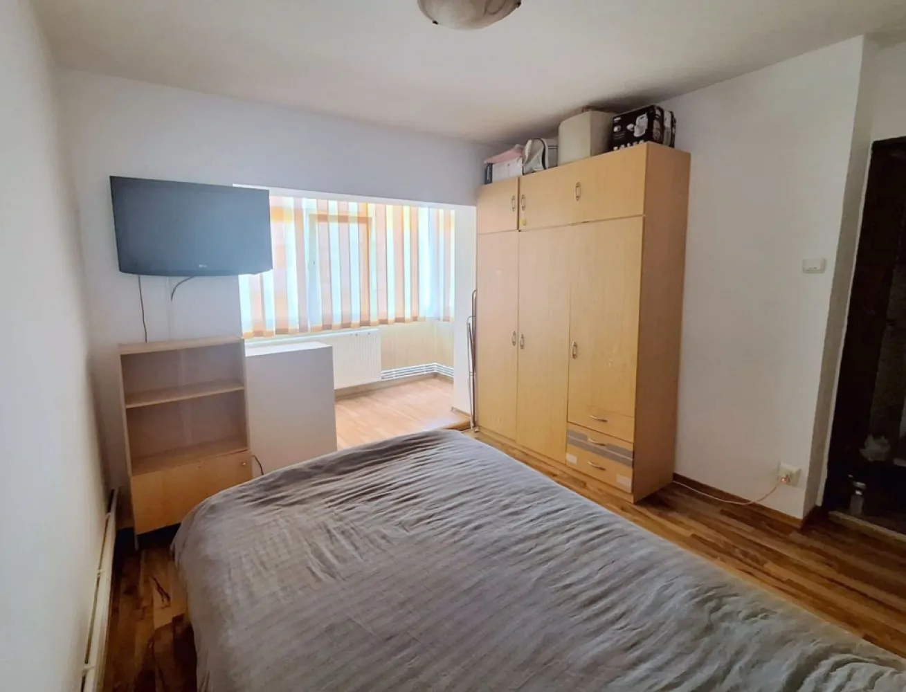Apartament 2 camere de închiriat - Micro 17 - Mobilat - 300 Euro - Se ofera spre inchiriere apartament cu 2 camere situat in cartierul Micro 17, pe strada Oltului, la etajul 4 al unui imobil bine intretinut. Apartamentul este complet mobilat si utilat, fiind pregatit pentru mutare imediata.

Locuinta dispune de doua camere, ambele amenajate cu paturi matrimoniale, centrala termica proprie, baie cu geam pentru ventilatie naturala si doua balcoane care ofera un plus de confort si spatiu.
Amplasarea este excelenta, intr-o zona apreciata a orasului, in apropiere de magazine precum Lidl si Penny, Spitalul Clinic de Urgenta, piata agroalimentara, farmacii si statii pentru mijloacele de transport in comun.

Detalii:
2 camere
Etaj 4
Doua balcoane
Centrala termica
Baie cu geam
Complet mobilat si utilat
Paturi matrimoniale in ambele camere

Pret chirie: 300 euro/luna.
Conditii de inchiriere: contract pe termen lung, plata chiriei, a garantiei si a comisionului agentiei la semnarea contractului.

Relatii si programari la vizionare:
Marilena – Consilier Imobiliar MAG INVEST
Telefon: 0741.030.291