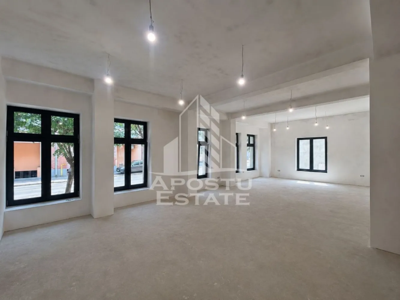 Spatiu comercial nou la bulevard, 175 mp, Zona Complexul Studentesc - Agentia imobiliara Apostu Estate va propune spre inchiriere spatiu comercial, de 175 mp, 3 doua grupuri sanitare, in apropiere de Complexul Studentesc, Timisoara, judetul Timis.

Spatiul este compartimentat in incaperi de diferite suprafete si trei grupuri sanitare ( plan afisat in finalul imaginilor).
Intrarea se face din curtea proprie a cladirii, care include si locuri de parcare.
Confortul termic este asigurat prin centrala termica pe gaz si climatizare.
Spatiul este nou si in curs de finalizare.

Pentru mai multe detalii sau pentru stabilirea unei vizionari nu ezitati sa ne contactati.
CP3197157