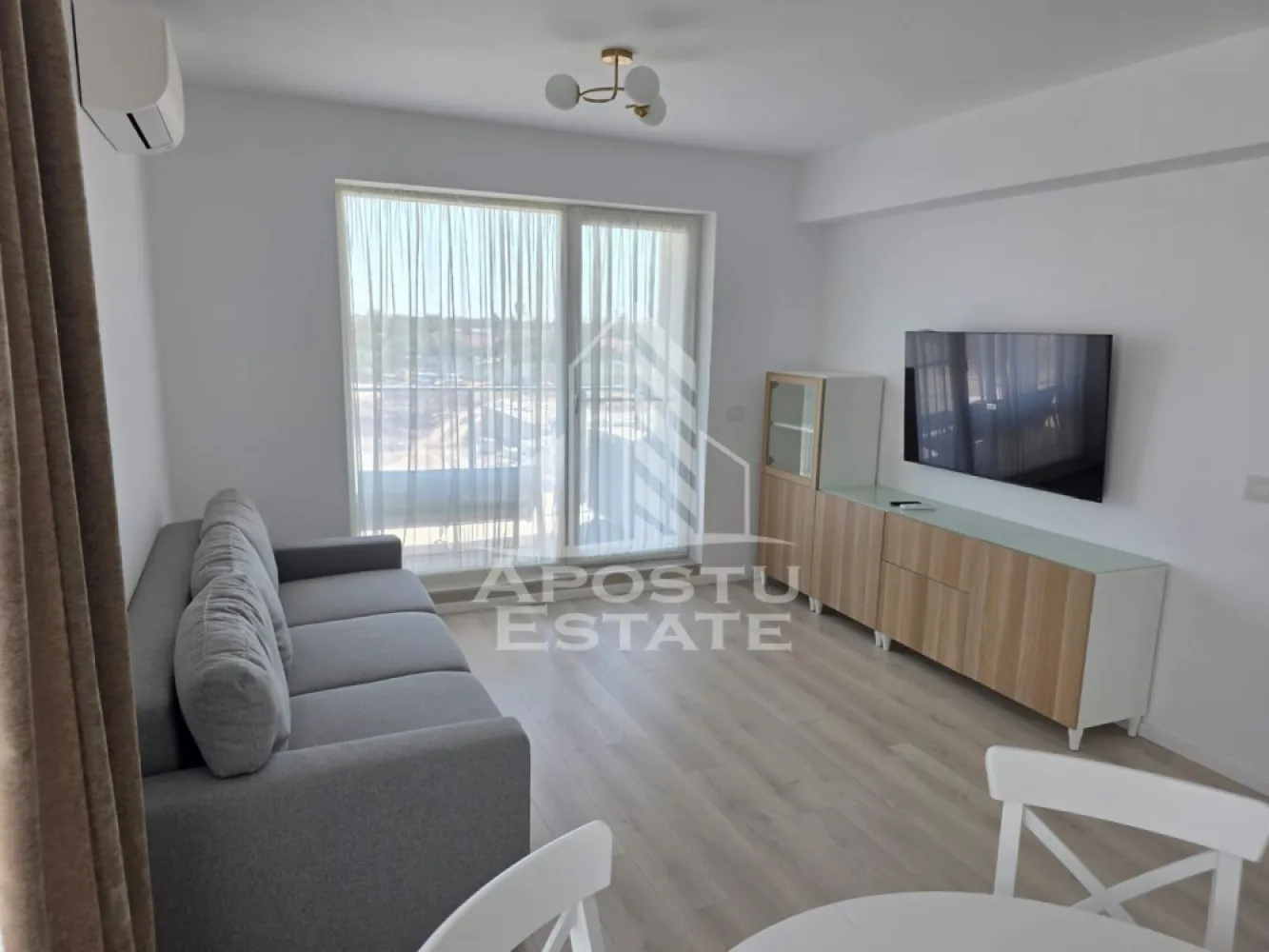 Apartament cu 2 camere, de inchiriat zona Lipovei - Agentia imobiliara APOSTU ESTATE va propune spre inchiriere un apartament cu 2 camere, spatios si luminos, situat in zona Lipovei, o zona linistita si bine pozitionata. potrivit pentru cupluri,familii, sau persoane care isi doresc o locuinta unde sa se simta confortabil.

Suprafata utila: 51 mp
Compartimentare eficienta:
-Hol de acces generos
-Bucatarie complet mobilata si utilata
-Living luminos si spatios
-Dormitor mobilat si utilat
-Baie prevazuta cu cada

Confort si facilitati:
-Incalzirea apartamentului: centrala proprie
-Apartamentul este complet mobilat si utilat
-Nu accepta animale de companie de catre proprietar
-Loc de parcare inclus in pret

Localizare:
-Timis,Lipovei – acces facil spre magazine, supermarketul Kaufland , scoli, parcuri si mijloace de transport in comun.

Ideal pentru:
-Cupluri
-Persoane singure

Pret chirie lunara: 550Euro
Programeaza o vizionare pentru a-ti putea imagina viitorul aici!
ID intern: CP3192696!