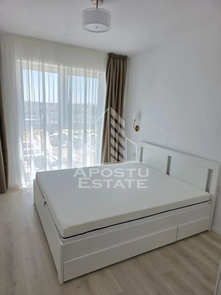 Apartament cu 2 camere, de inchiriat zona Lipovei - Agentia imobiliara APOSTU ESTATE va propune spre inchiriere un apartament cu 2 camere, spatios si luminos, situat in zona Lipovei, o zona linistita si bine pozitionata. potrivit pentru cupluri,familii, sau persoane care isi doresc o locuinta unde sa se simta confortabil.

Suprafata utila: 51 mp
Compartimentare eficienta:
-Hol de acces generos
-Bucatarie complet mobilata si utilata
-Living luminos si spatios
-Dormitor mobilat si utilat
-Baie prevazuta cu cada

Confort si facilitati:
-Incalzirea apartamentului: centrala proprie
-Apartamentul este complet mobilat si utilat
-Nu accepta animale de companie de catre proprietar
-Loc de parcare inclus in pret

Localizare:
-Timis,Lipovei – acces facil spre magazine, supermarketul Kaufland , scoli, parcuri si mijloace de transport in comun.

Ideal pentru:
-Cupluri
-Persoane singure

Pret chirie lunara: 550Euro
Programeaza o vizionare pentru a-ti putea imagina viitorul aici!
ID intern: CP3192696!
