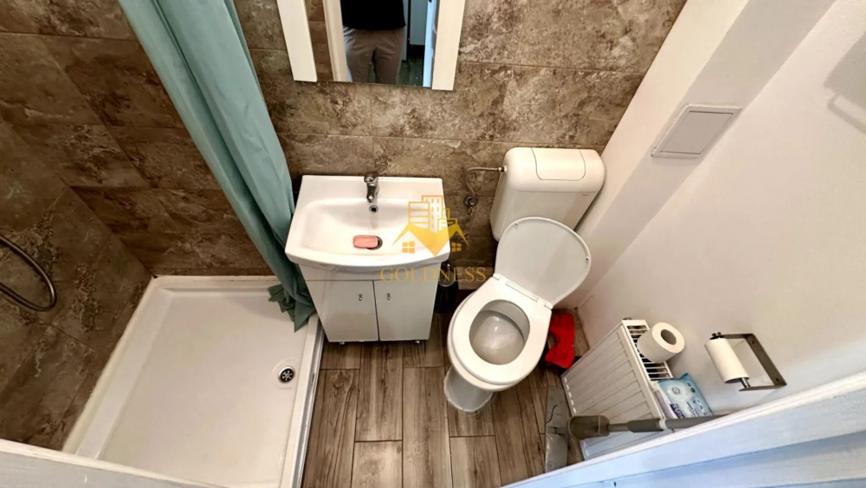 1 camera, Marasti, Dorobantilor, The Office, 21 Dec, Lidl, Parcare - GOLDNESS Imobiliare vă propune spre închiriere un apartament cu 1 camere complet mobilat și utilat, la etajul 2 într-un imobil de 3 etaje, în Cartierul Marasti, zona The Office.
Dispune de loc de parcare în curtea blocului cu bariera.
Se află în apropierea stațiilor de transport în comun, magazine, restaurante, spații verzi, farmacii, etc. 

Apartamentul este compartimentat astfel:
 - camera cu canapea extensibila, dressing, noptiere
 - bucătărie complet utilată și mobilată
 - baie cu cabina de dus, calorifer port prosop și dulap pentru depozitare.

Imobilul este dotat cu toate cele necesare- centrală proprie, frigider, aragaz, hotă, mașină de spălat haine, etc. 

Dacă sunteți interesați de acest apartament și doriți să îl vizionați, dar și pentru alte oferte nu ezitați să ne contactați telefonic sau prin e-mail. Vă stăm la dispoziție!
Pentru intermediere se percepe un comision de 50% din prețul chiriei!