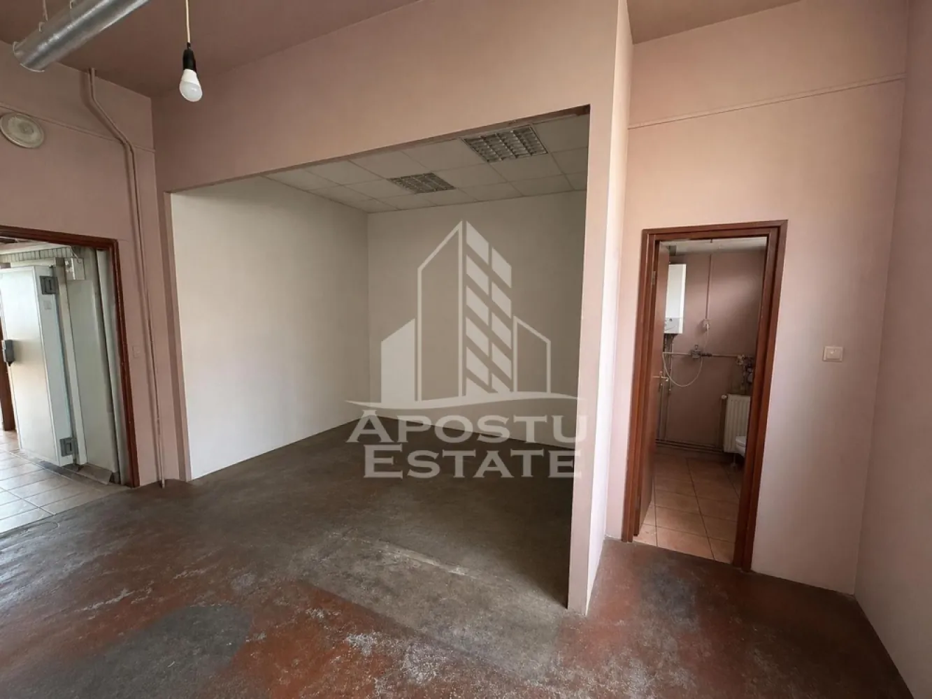 Spatiu comercial cu vad, 85 mp, langa Piata Aurora, zona Dambovita - APOSTU ESTATE ofera spre inchiriere un spatiu comercial de 85 mp, cu vad comercial foarte bun, situat in zona Dambovita - Piata Aurora

Spatiul este amplasat intr- o zona cu trafic pietonal intens.
Suprafata utila este de aproximativ 85 mp, si este compartimentat astfel:
- sala de vanzare cu suprafata vitrata generoasa, cu intrare din strada;
- birou;
- spatiu depozitare cu acces aprovizionare din partea din spate;
- grup sanitar;

Confortul termic este asigurat prin centrala proprie pe gaz cu calorifere si climatizare.
Spatiu disponibil de la 1 august 2026.

Pentru mai multe detalii sau pentru stabilirea unei vizionari, nu ezitati sa ne contactati.
CP3197929