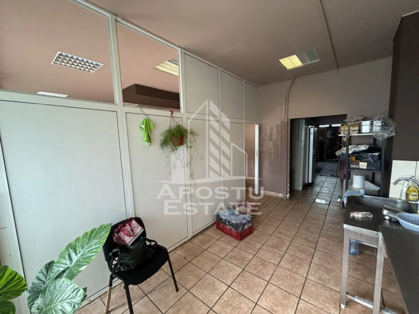 Spatiu comercial cu vad, 85 mp, langa Piata Aurora, zona Dambovita - APOSTU ESTATE ofera spre inchiriere un spatiu comercial de 85 mp, cu vad comercial foarte bun, situat in zona Dambovita - Piata Aurora

Spatiul este amplasat intr- o zona cu trafic pietonal intens.
Suprafata utila este de aproximativ 85 mp, si este compartimentat astfel:
- sala de vanzare cu suprafata vitrata generoasa, cu intrare din strada;
- birou;
- spatiu depozitare cu acces aprovizionare din partea din spate;
- grup sanitar;

Confortul termic este asigurat prin centrala proprie pe gaz cu calorifere si climatizare.
Spatiu disponibil de la 1 august 2026.

Pentru mai multe detalii sau pentru stabilirea unei vizionari, nu ezitati sa ne contactati.
CP3197929