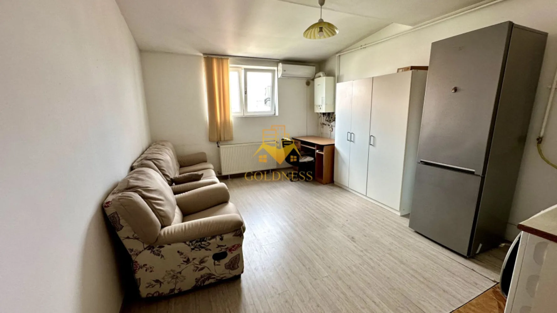 2 camere, Marasti, Dorobantilor, The Office, 21 Dec. Parcare, Centrala - GOLDNESS Imobiliare vă propune spre închiriere un apartament cu 2 camere complet mobilat și utilat, la etajul 3+Mansarda într-un imobil de 3 etaje, în Cartierul Marasti.
Dispune de loc de parcare în curtea blocului cu bariera!
Se află în apropierea stațiilor de transport în comun, magazine, restaurante, spații verzi, farmacii, etc. 

Apartamentul este compartimentat astfel:
 - dormitor cu pat matrimonial, dressing, noptiere
 - dormitor cu canapea extensibilă 
 - bucătărie complet utilată și mobilată, loc de servit masa 
 - baie cu cada, calorifer port prosop și dulap pentru depozitare.

Imobilul este dotat cu toate cele necesare- centrală proprie, frigider, aragaz, hotă, mașină de spălat haine, AC etc. 

Dacă sunteți interesați de acest apartament și doriți să îl vizionați, dar și pentru alte oferte nu ezitați să ne contactați telefonic sau prin e-mail. Vă stăm la dispoziție!
Pentru intermediere se percepe un comision de 50% din prețul chiriei!