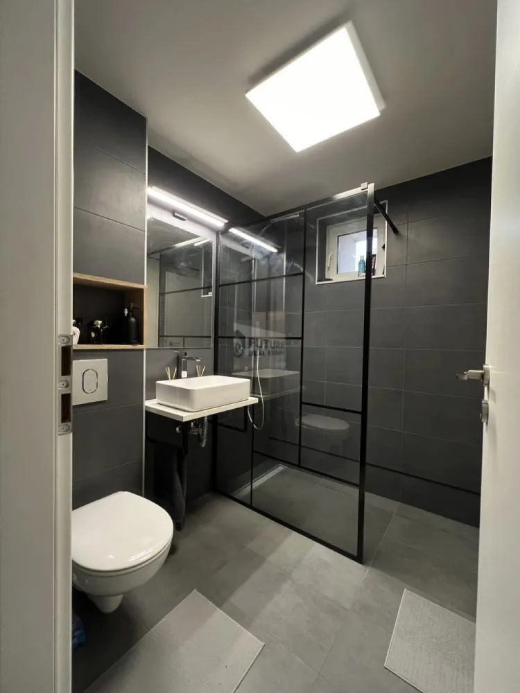 DRISTOR | 2 CAMERE | Vedere Liberă & Loc Parcare Inclus - Dacă ești în căutarea unui apartament care să bifeze toate căsuțele pentru un stil de viață activ și confortabil, te oprești aici! Avem o proprietate „fără bătăi de cap” pe Strada Râmnicu Vâlcea, unde confortul de acasă se îmbină perfect cu facilitățile de la scara blocului. 📍 Localizare & Conectivitate Metrou Dristor: La doar 500m (6 minute de mers pe jos). Uiți de traficul din București! Vedere de top: Apartamentul dispune de 2 balcoane închise cu vedere liberă – lumină naturală și liniște. 🏠 Detalii Care Fac Diferența Apartamentul este mobilat complet și utilat pentru a te muta imediat: Dotări: Aragaz, frigider, mașină de spălat. Baie Modernă: Duș tip walk-in (elegant și practic). Bloc de elită: Imobil reabilitat termic, lift și scară curate, comunitate civilizată (fără restanțieri la întreținere). 🎯 Bonusuri Premium PARCARE: Ai locul tău de parcare chiar în spatele blocului, monitorizat vizual direct de la geamul bucătăriei. Aur curat în zona Dristor! Sport & Health: Ești înconjurat de săli de fitness de top (BeFIT Club la 2 min, Stay Fit Gym la 5 min, 18GYM la 10 min). Facilități „la botul calului”: Chiar la parter ai tot ce îți trebuie: Brutărie, Cofetăria Georgy’s, Farmacie, Clinica Sante, Mega Image, Froo și celebrul Berfin Doner. Proprietar serios, caut chiriași pe măsură! Apartamentul este liber și pregătit pentru vizionări. 📞 Contactează-mă pentru detalii și stabilirea unei vizionări! #Dristor #InchirieriBucuresti #Apartament2Camere #LocDeParcare #RealEstateRomania #AproapeDeMetrou #ViataLaOras #FaraIntermediari #VedereLibera