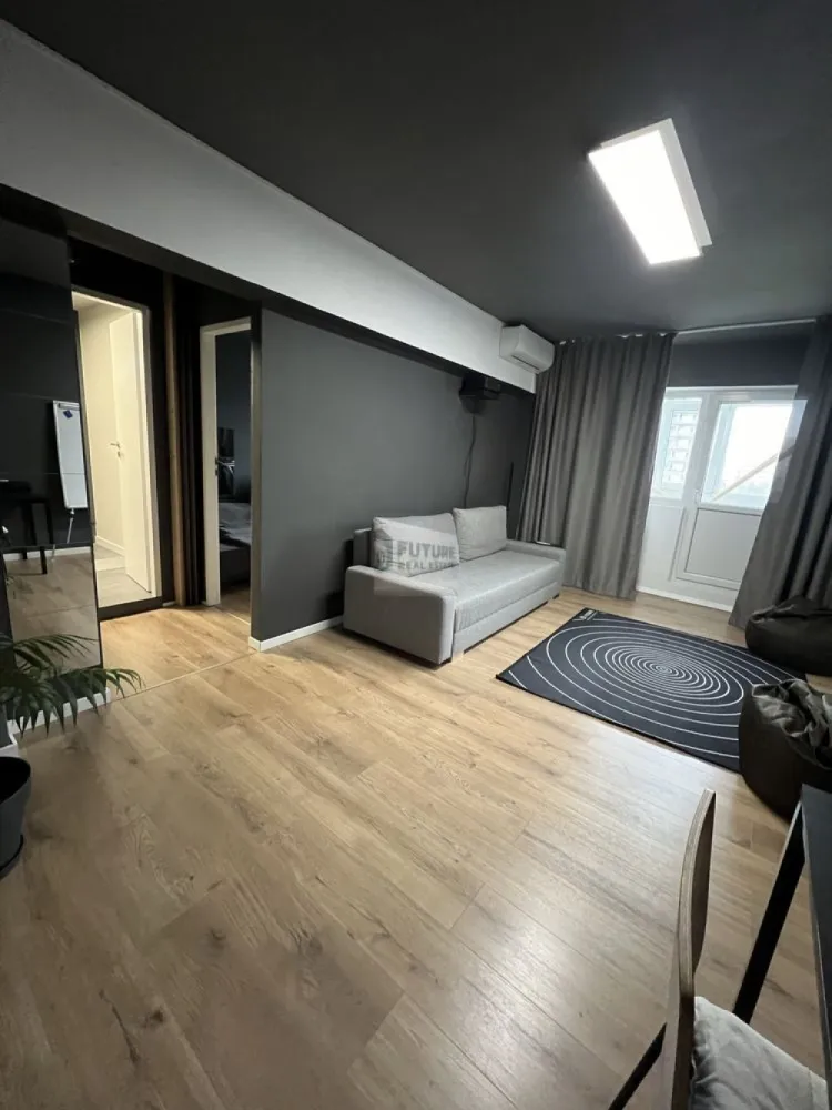 DRISTOR | 2 CAMERE | Vedere Liberă & Loc Parcare Inclus - Dacă ești în căutarea unui apartament care să bifeze toate căsuțele pentru un stil de viață activ și confortabil, te oprești aici! Avem o proprietate „fără bătăi de cap” pe Strada Râmnicu Vâlcea, unde confortul de acasă se îmbină perfect cu facilitățile de la scara blocului. 📍 Localizare & Conectivitate Metrou Dristor: La doar 500m (6 minute de mers pe jos). Uiți de traficul din București! Vedere de top: Apartamentul dispune de 2 balcoane închise cu vedere liberă – lumină naturală și liniște. 🏠 Detalii Care Fac Diferența Apartamentul este mobilat complet și utilat pentru a te muta imediat: Dotări: Aragaz, frigider, mașină de spălat. Baie Modernă: Duș tip walk-in (elegant și practic). Bloc de elită: Imobil reabilitat termic, lift și scară curate, comunitate civilizată (fără restanțieri la întreținere). 🎯 Bonusuri Premium PARCARE: Ai locul tău de parcare chiar în spatele blocului, monitorizat vizual direct de la geamul bucătăriei. Aur curat în zona Dristor! Sport & Health: Ești înconjurat de săli de fitness de top (BeFIT Club la 2 min, Stay Fit Gym la 5 min, 18GYM la 10 min). Facilități „la botul calului”: Chiar la parter ai tot ce îți trebuie: Brutărie, Cofetăria Georgy’s, Farmacie, Clinica Sante, Mega Image, Froo și celebrul Berfin Doner. Proprietar serios, caut chiriași pe măsură! Apartamentul este liber și pregătit pentru vizionări. 📞 Contactează-mă pentru detalii și stabilirea unei vizionări! #Dristor #InchirieriBucuresti #Apartament2Camere #LocDeParcare #RealEstateRomania #AproapeDeMetrou #ViataLaOras #FaraIntermediari #VedereLibera