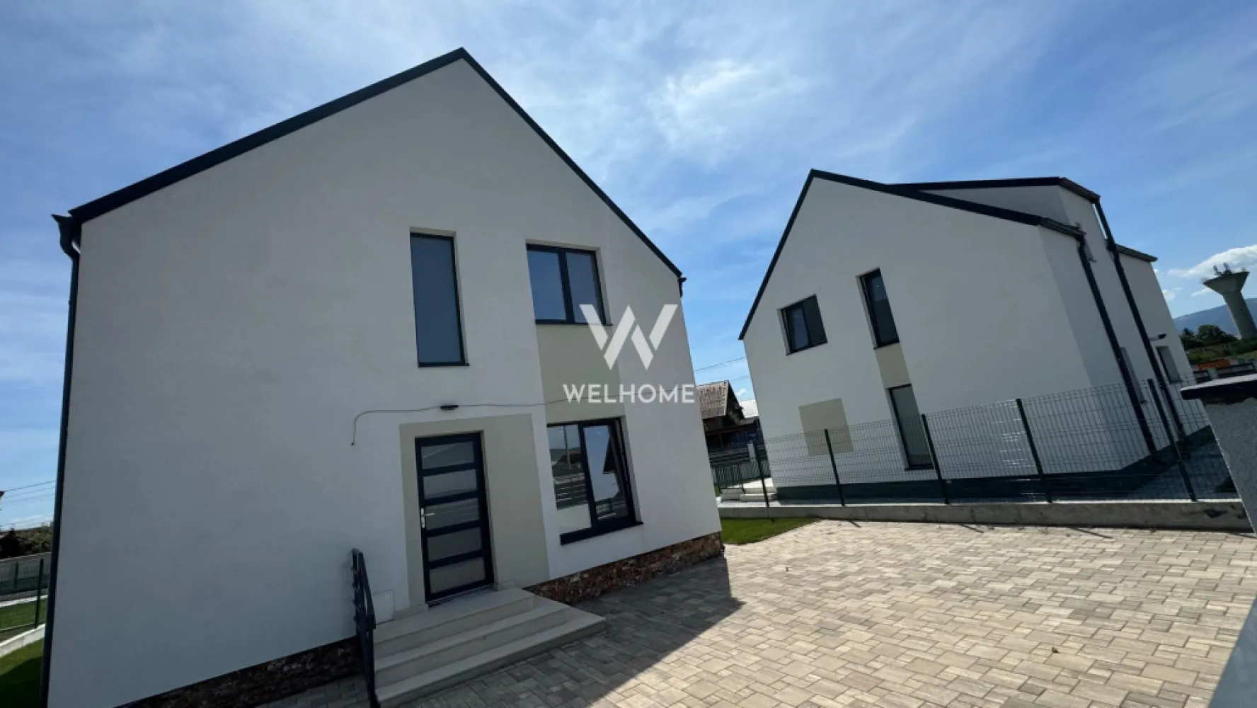 Casa individuala moderna LA CHEIE, 4 camere, Cristian - Sibiu - Casa moderna, Casa noua in Cristian, Sibiu - locatie solara, degajata, priveliste frumoasa.
Strada asfaltata si iluminata, zona buna cu case noi, zona usor accesibila.
Casa este individuala si finalizata/intabulată cu suprafata utila 120 mp - parter si etaj, pe un teren de aprox 400 mp.
Spatii generoase, definite intr-o compartimentare practica familiei:
La parter - hol, baie, depozitare sub scari, living cu dinning si bucatarie - concept open ( poate fi separata bucataria ). Ferestre mari cu multa lumina, usa acces terasa. 
La etaj - hol, 3 dormitoare si baie. Scara batanta de acces in pod.
Casa are toate utilitatile, incalzire in pardoseala, geamuri termopan, gard, poarta, izolatie termica
Stadiul de predare la interior LA CHEIE (parchet, gresie, faianță, uși de interior, obiecte sanitare in bai, prize, întrerupătoare, termostate).
Stadiu de predare la exterior: LA CHEIE (terasa placata, gard, poarta, gazon, pomi decorativi).

PRET: 250.000 EURO 
Tel: 0745 99 55 37 Mihai