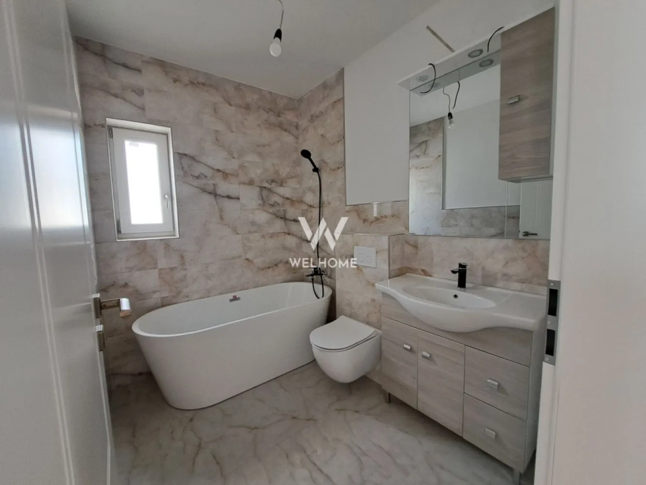 Casa individuala moderna LA CHEIE, 4 camere, Cristian - Sibiu - Casa moderna, Casa noua in Cristian, Sibiu - locatie solara, degajata, priveliste frumoasa.
Strada asfaltata si iluminata, zona buna cu case noi, zona usor accesibila.
Casa este individuala si finalizata/intabulată cu suprafata utila 120 mp - parter si etaj, pe un teren de aprox 400 mp.
Spatii generoase, definite intr-o compartimentare practica familiei:
La parter - hol, baie, depozitare sub scari, living cu dinning si bucatarie - concept open ( poate fi separata bucataria ). Ferestre mari cu multa lumina, usa acces terasa. 
La etaj - hol, 3 dormitoare si baie. Scara batanta de acces in pod.
Casa are toate utilitatile, incalzire in pardoseala, geamuri termopan, gard, poarta, izolatie termica
Stadiul de predare la interior LA CHEIE (parchet, gresie, faianță, uși de interior, obiecte sanitare in bai, prize, întrerupătoare, termostate).
Stadiu de predare la exterior: LA CHEIE (terasa placata, gard, poarta, gazon, pomi decorativi).

PRET: 250.000 EURO 
Tel: 0745 99 55 37 Mihai