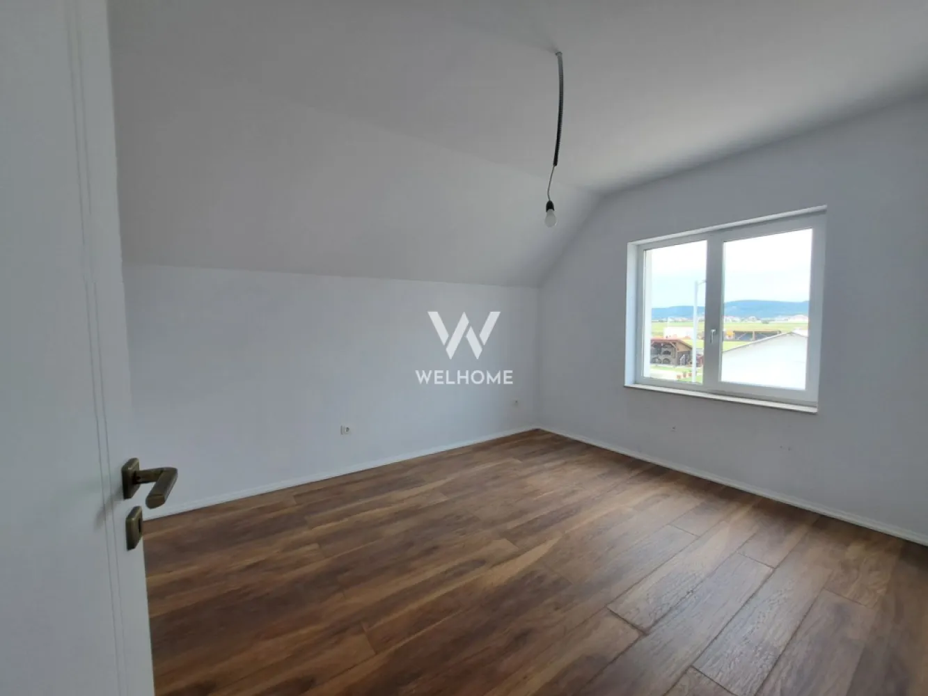 Casa individuala moderna LA CHEIE, 4 camere, Cristian - Sibiu - Casa moderna, Casa noua in Cristian, Sibiu - locatie solara, degajata, priveliste frumoasa.
Strada asfaltata si iluminata, zona buna cu case noi, zona usor accesibila.
Casa este individuala si finalizata/intabulată cu suprafata utila 120 mp - parter si etaj, pe un teren de aprox 400 mp.
Spatii generoase, definite intr-o compartimentare practica familiei:
La parter - hol, baie, depozitare sub scari, living cu dinning si bucatarie - concept open ( poate fi separata bucataria ). Ferestre mari cu multa lumina, usa acces terasa. 
La etaj - hol, 3 dormitoare si baie. Scara batanta de acces in pod.
Casa are toate utilitatile, incalzire in pardoseala, geamuri termopan, gard, poarta, izolatie termica
Stadiul de predare la interior LA CHEIE (parchet, gresie, faianță, uși de interior, obiecte sanitare in bai, prize, întrerupătoare, termostate).
Stadiu de predare la exterior: LA CHEIE (terasa placata, gard, poarta, gazon, pomi decorativi).

PRET: 250.000 EURO 
Tel: 0745 99 55 37 Mihai