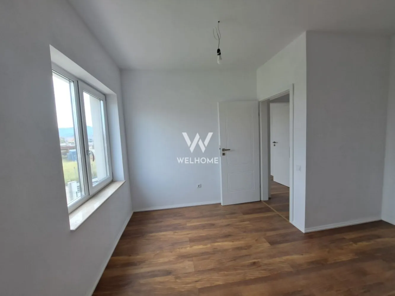 Casa individuala moderna LA CHEIE, 4 camere, Cristian - Sibiu - Casa moderna, Casa noua in Cristian, Sibiu - locatie solara, degajata, priveliste frumoasa.
Strada asfaltata si iluminata, zona buna cu case noi, zona usor accesibila.
Casa este individuala si finalizata/intabulată cu suprafata utila 120 mp - parter si etaj, pe un teren de aprox 400 mp.
Spatii generoase, definite intr-o compartimentare practica familiei:
La parter - hol, baie, depozitare sub scari, living cu dinning si bucatarie - concept open ( poate fi separata bucataria ). Ferestre mari cu multa lumina, usa acces terasa. 
La etaj - hol, 3 dormitoare si baie. Scara batanta de acces in pod.
Casa are toate utilitatile, incalzire in pardoseala, geamuri termopan, gard, poarta, izolatie termica
Stadiul de predare la interior LA CHEIE (parchet, gresie, faianță, uși de interior, obiecte sanitare in bai, prize, întrerupătoare, termostate).
Stadiu de predare la exterior: LA CHEIE (terasa placata, gard, poarta, gazon, pomi decorativi).

PRET: 250.000 EURO 
Tel: 0745 99 55 37 Mihai